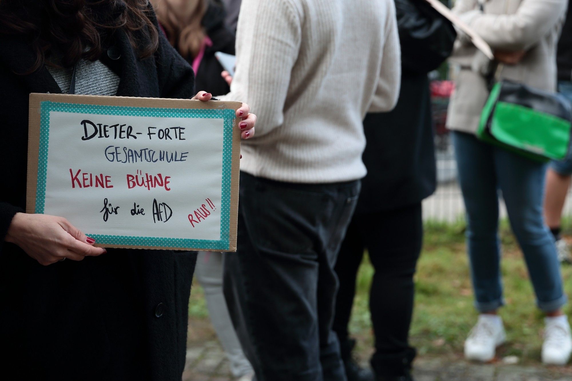 Schild "Dieter-Forte-Gesamtschule. Diversität, Frieden, Gleichberechtigung "