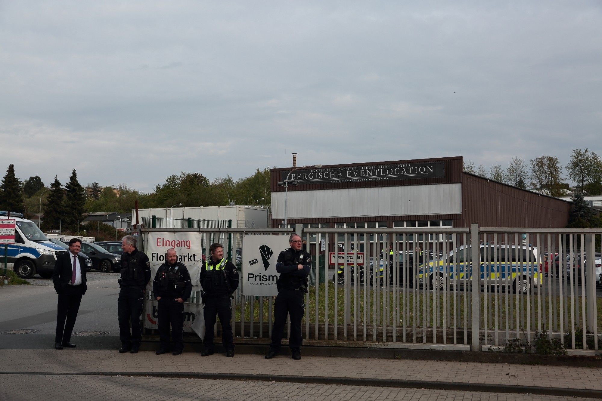 Blick auf den Veranstaltungsort "Bergische Eventlocation" mit Polizeibeamten davor.