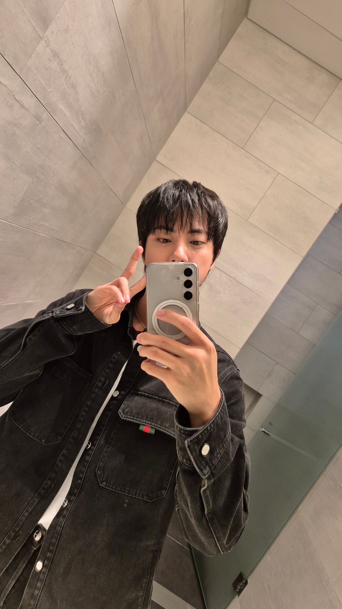 Seokjin mirror selfie (091824)