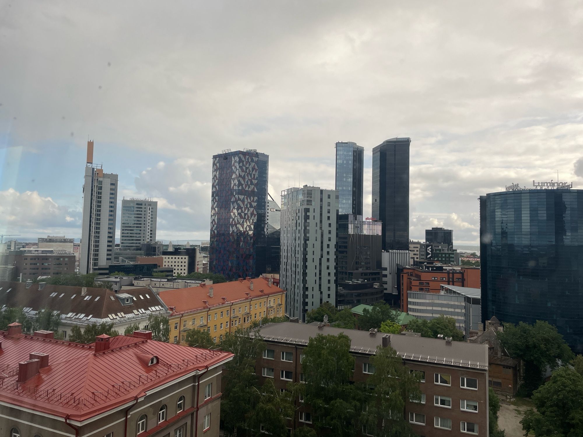 Die Skyline von Tallinn aus einem Hotelzimmer heraus fotografiert.