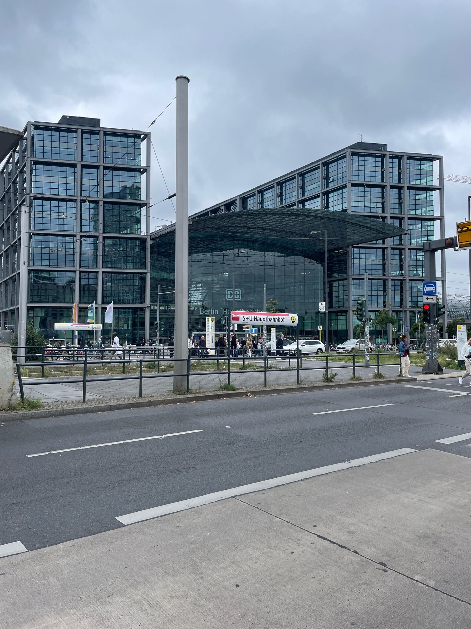 Der Berliner Hauptbahnhof von vorne.