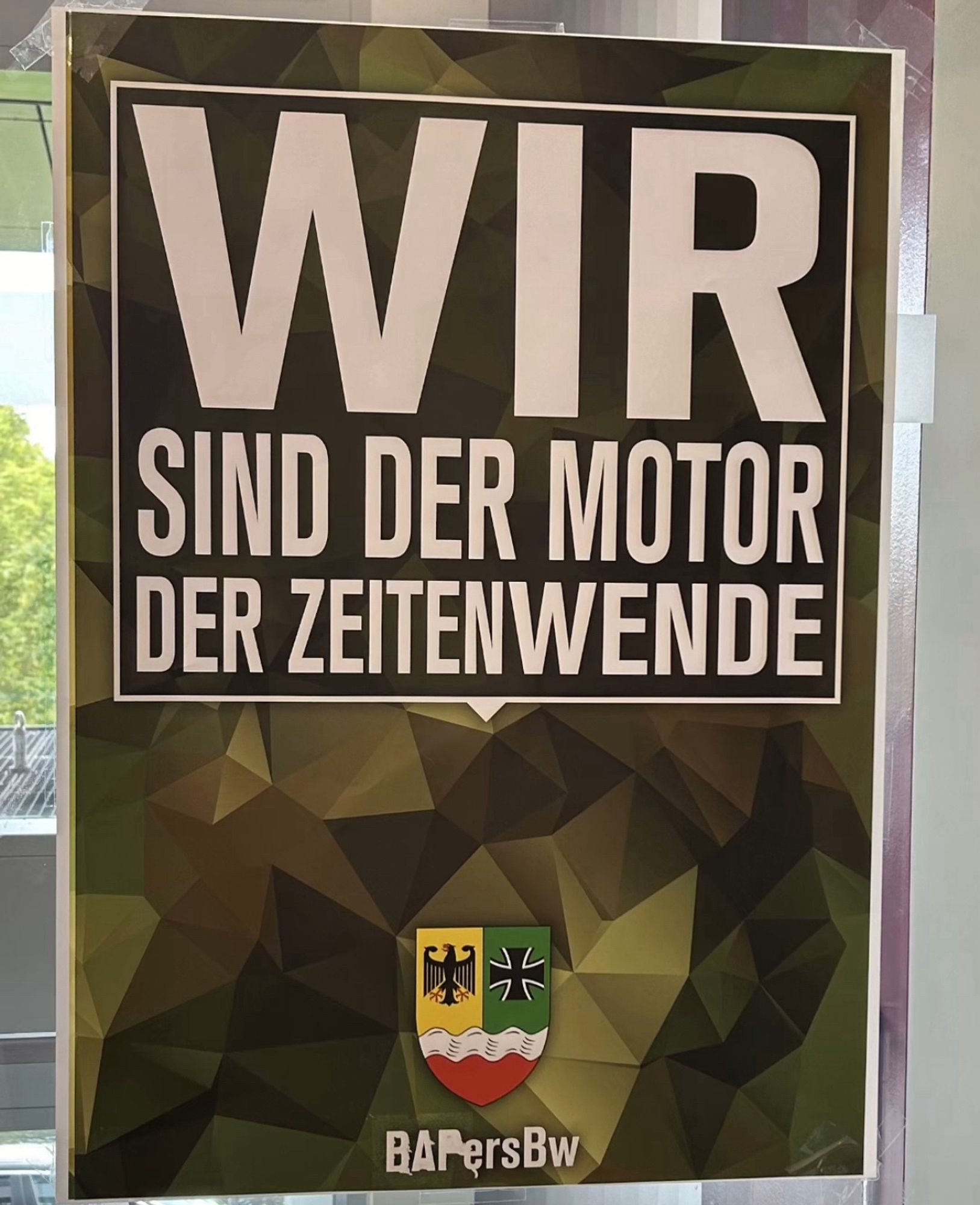 Ein Plakat des Bundesamtes für Personalwesen der Bundeswehr. Text: „Wir sind der Motor der Zeitenwende.“