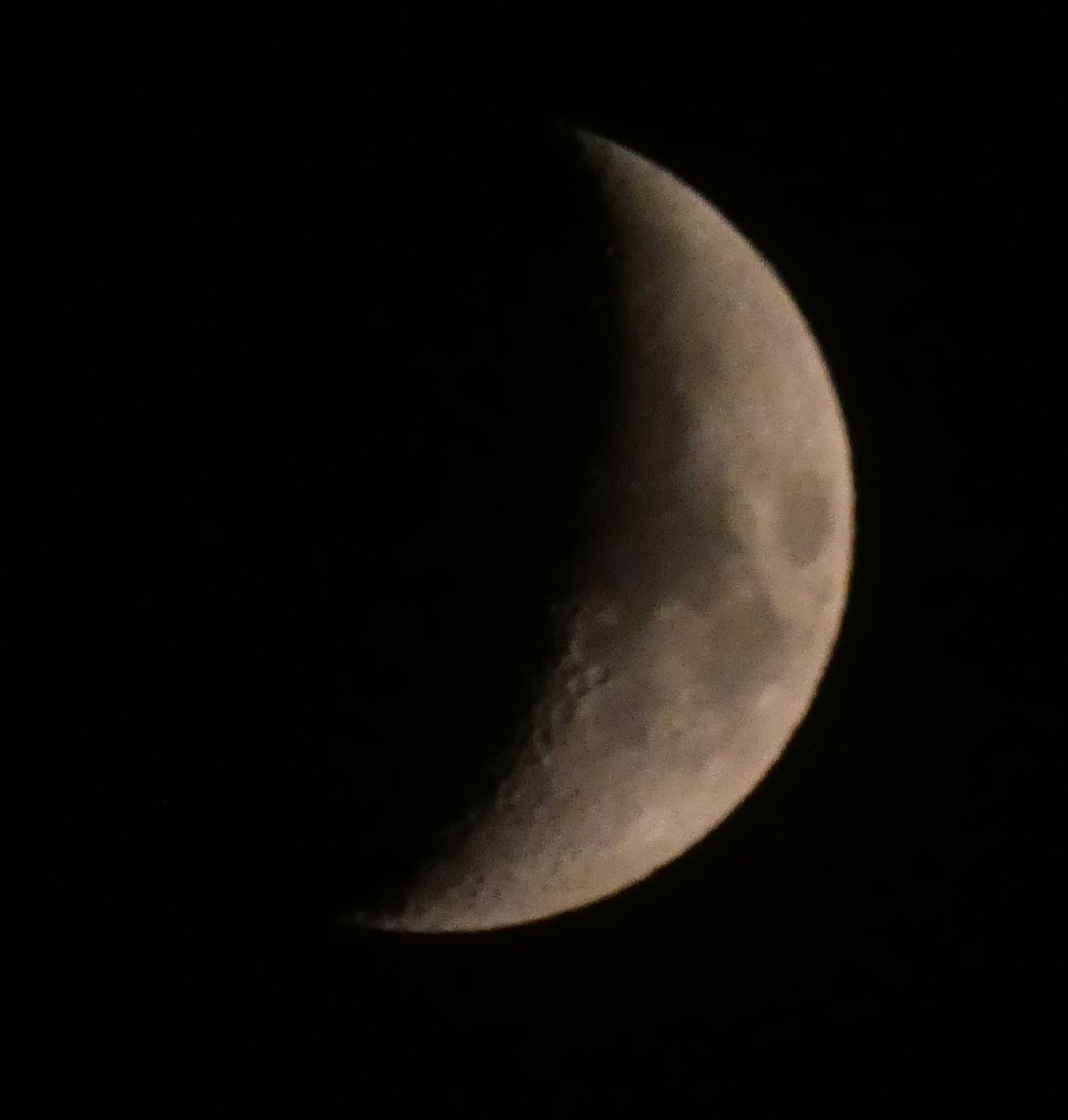 Gros plan sur la Lune, de nuit.