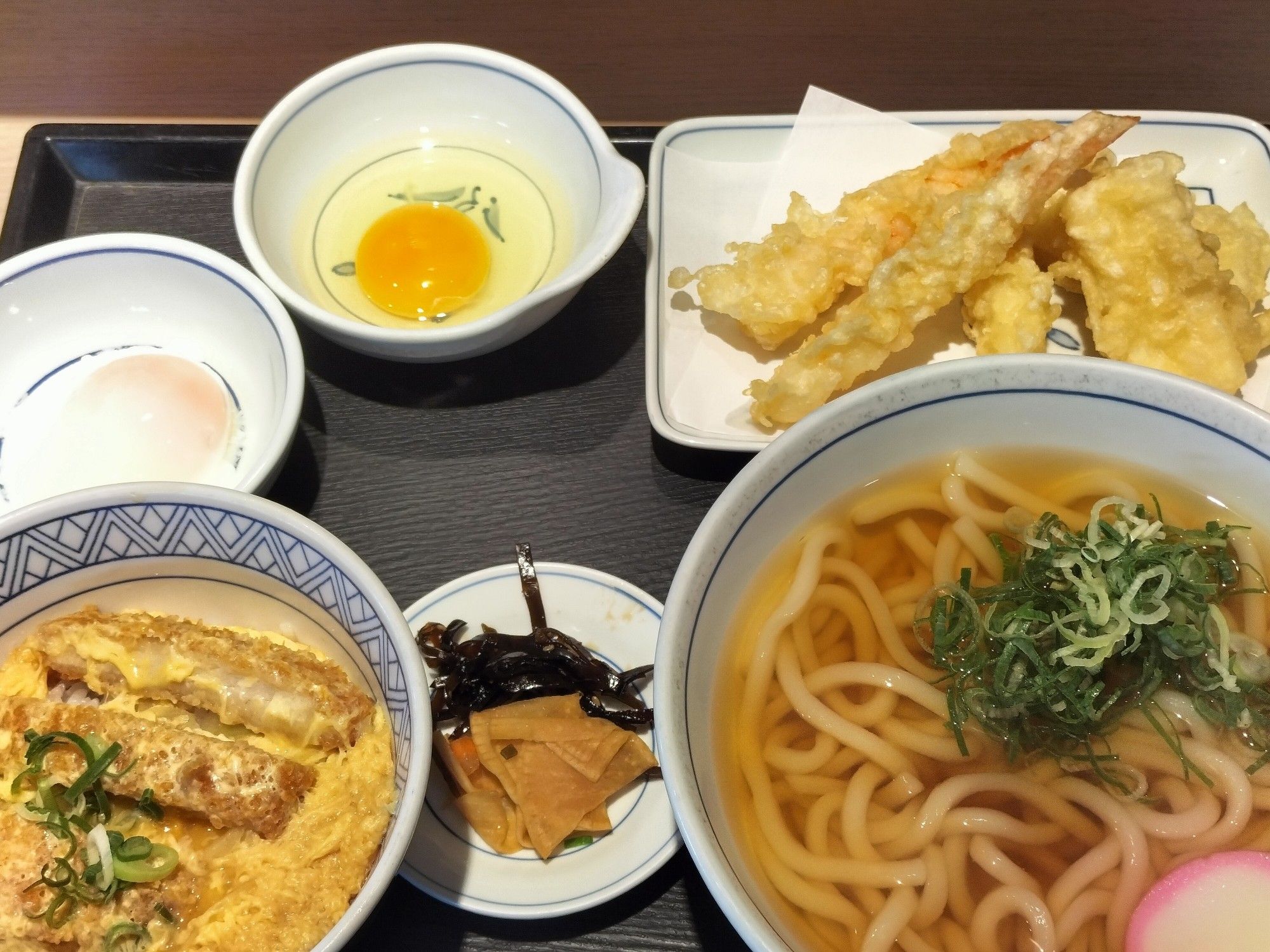 うどん、天婦羅、カツ丼、温玉に月見