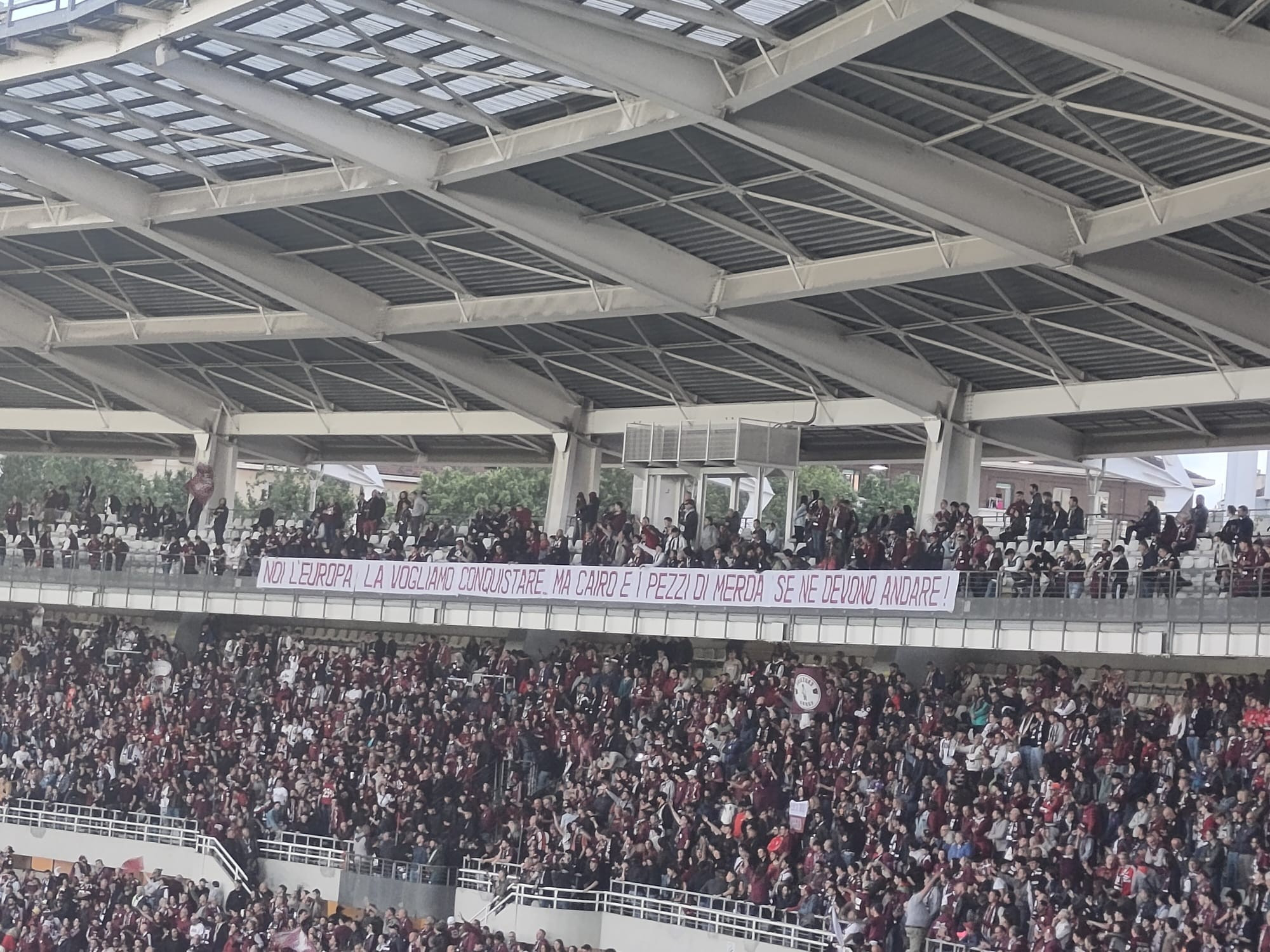 Curva Maratona, stadio del Torino calcio. Coro che insulta il presidente e proprietario del Toro, Urbano Cairo.