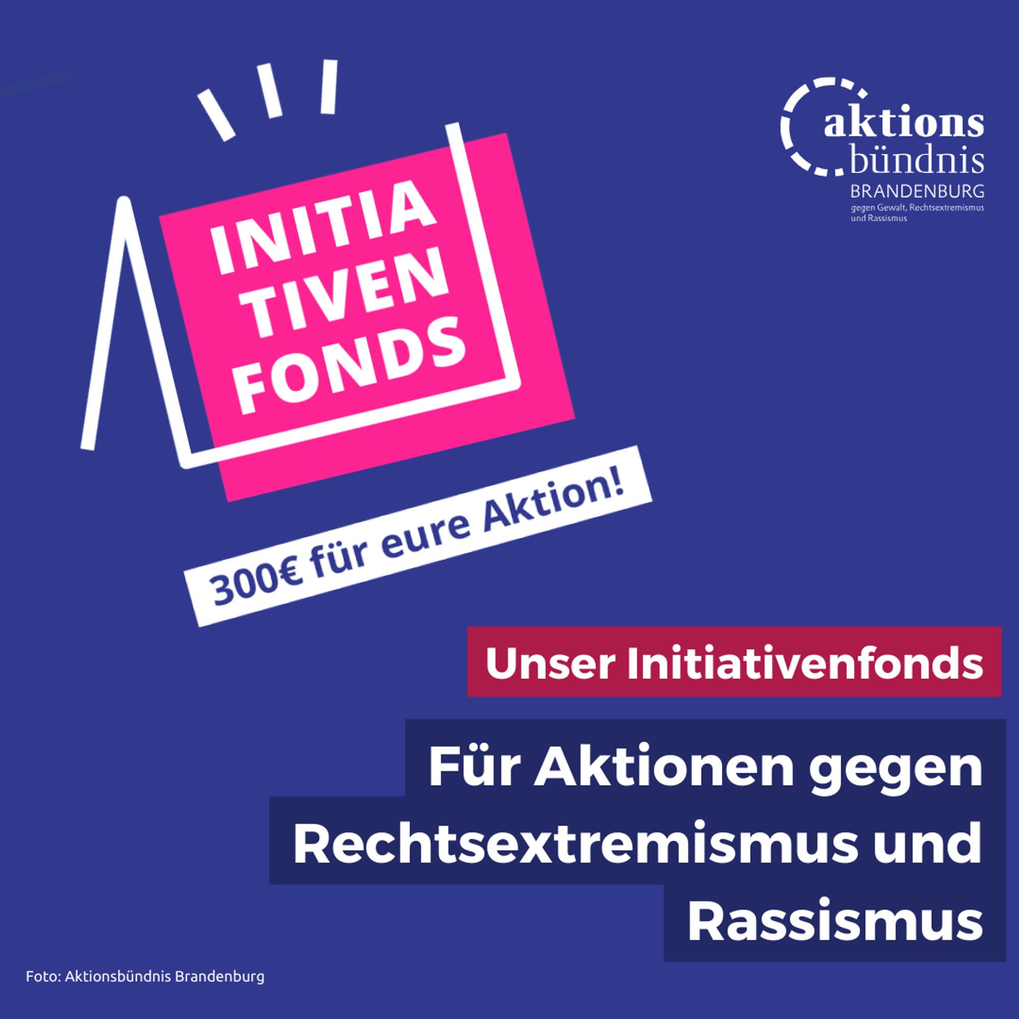 Neben dem Logo ist zu lesen: 300 € für eure Aktion! Unser Initiativenfonds. Für Aktionen gegen Rechtsextremismus und Rassismus.