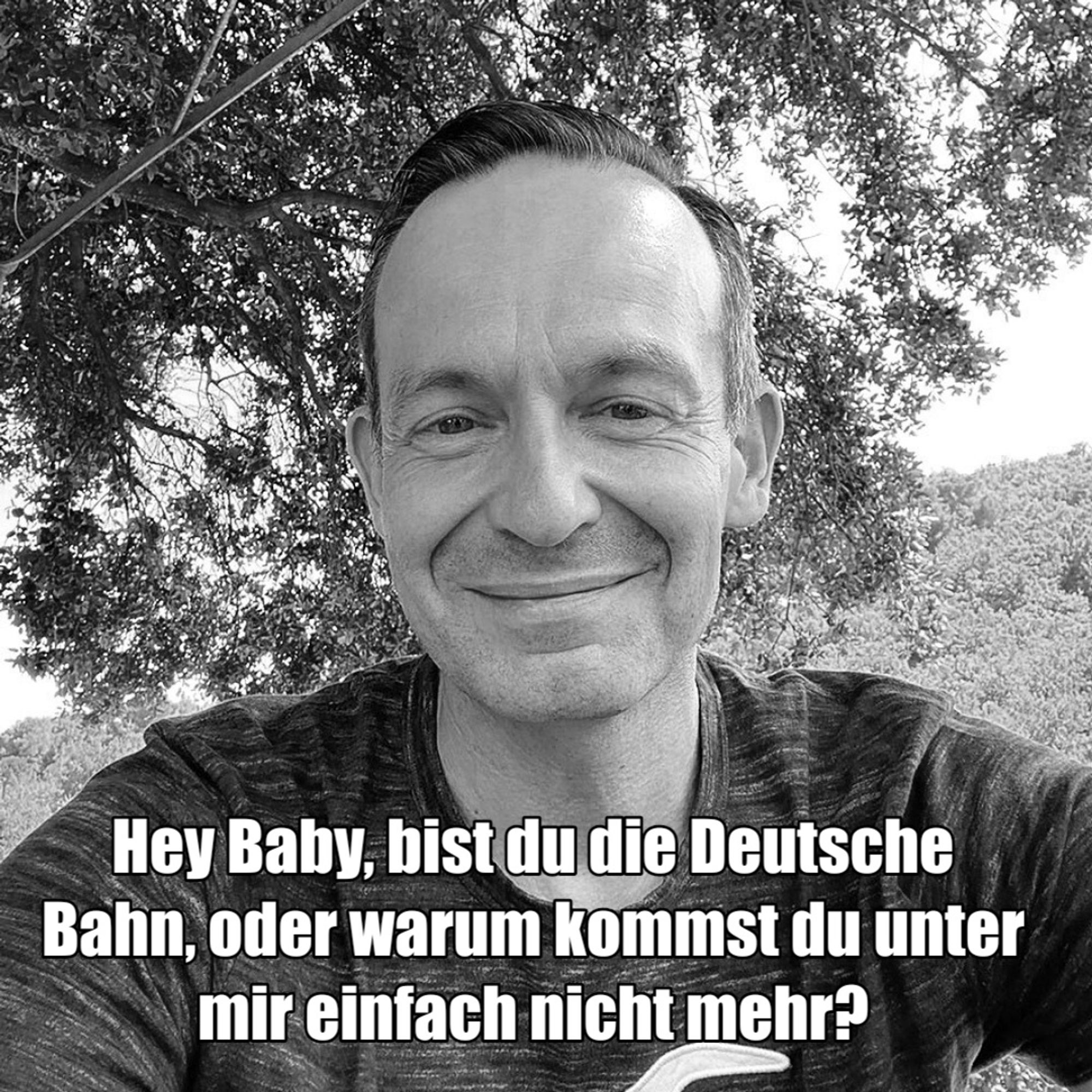 Schwarz weiß Grinseselfie von Volker Wissing. Unterschrift: "Hey Baby, bist du die Deutsche Bahn, oder warum kommst du unter mir einfach nicht mehr?"