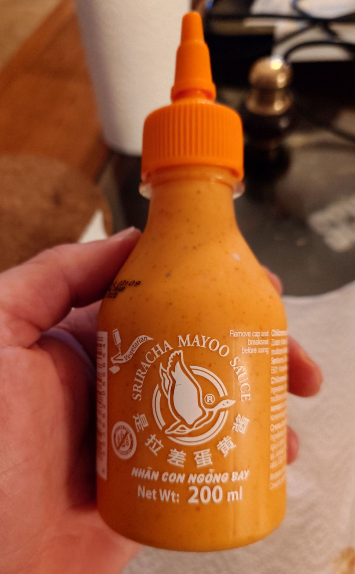 Eine Flasche Sriracha Mayoo Sauce