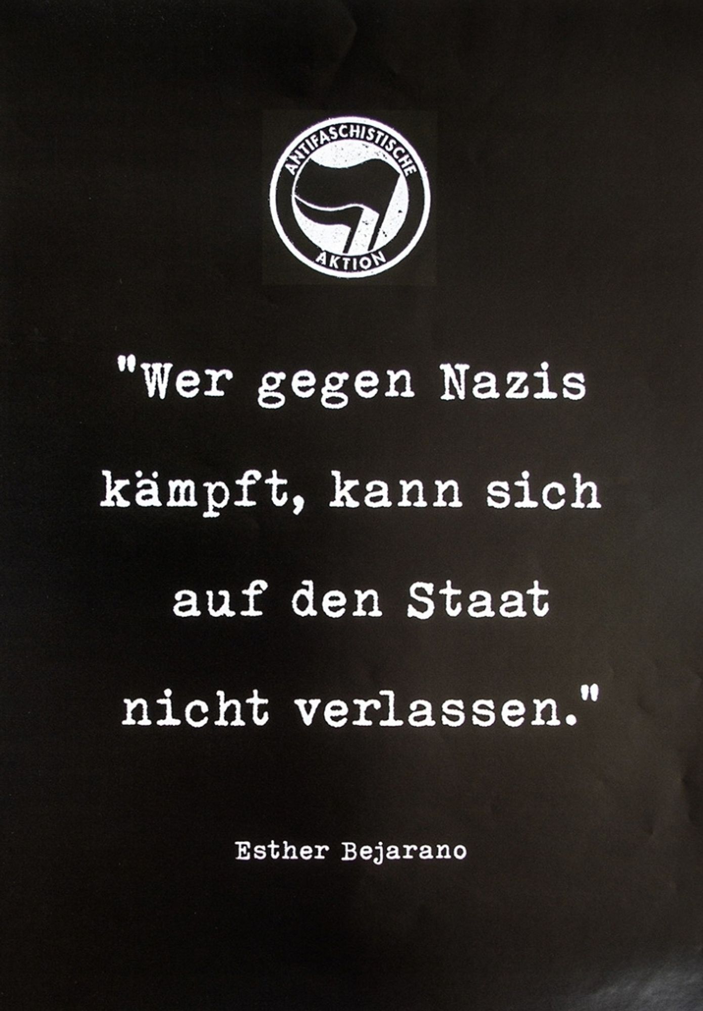 "Wer gegen Nazis kämpft, kann sich auf den Staat nicht verlassen." Esther Bejanaro. Über dem Zitat die Flagge Antifaschistische Aktion. Alles in schwarz-weiß