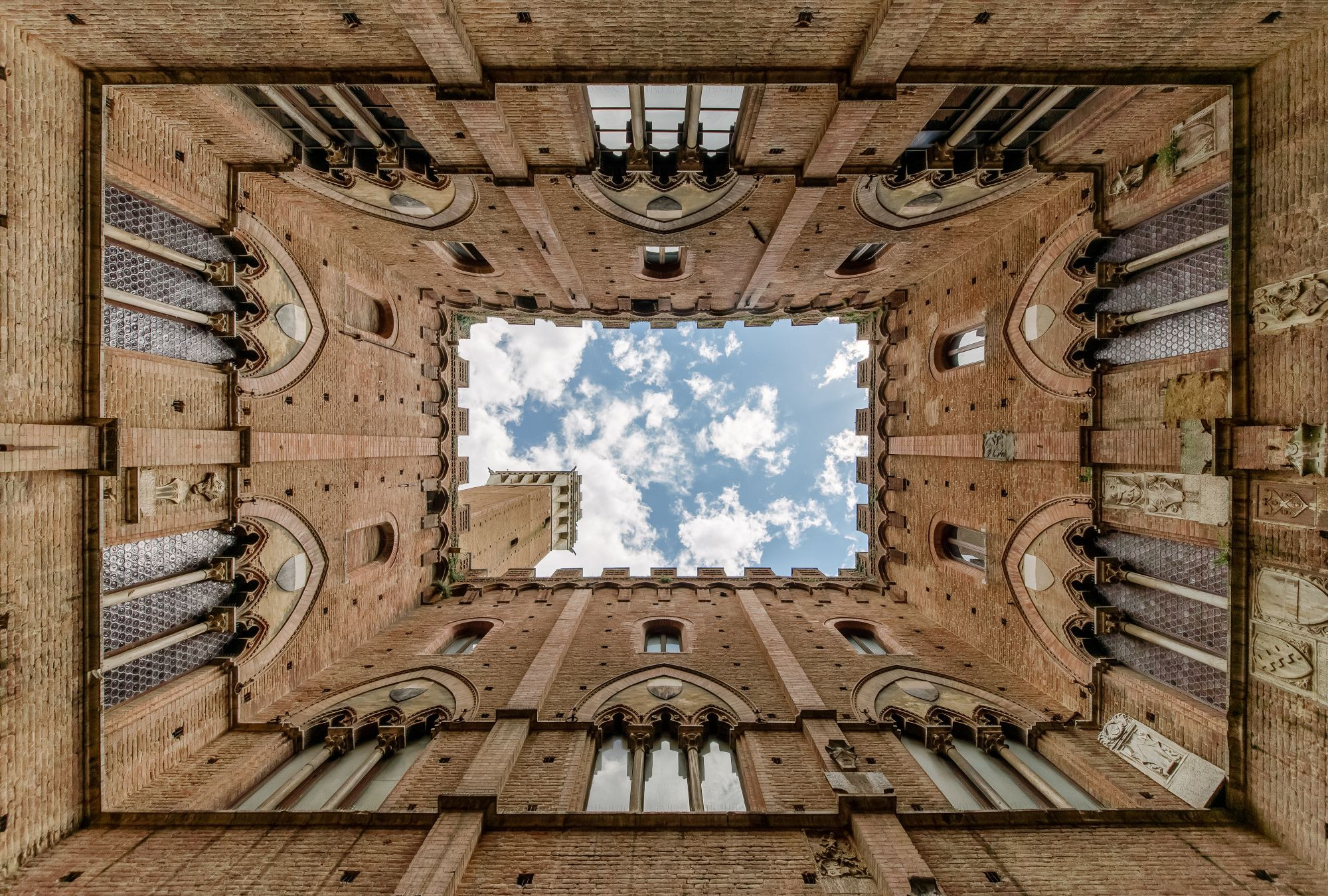 Piece of Sky: Fotografia della corte interna del Palazzo Pubblico a Siena