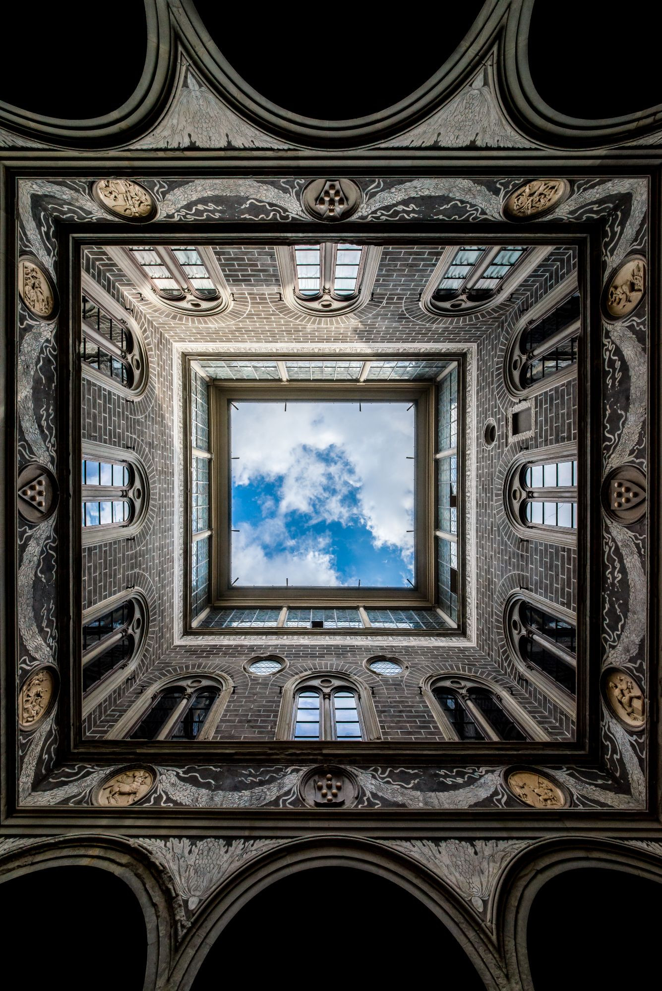 Piece of Sky: Fotografia della corte interna di Palazzo Medici Riccardi a Firenze