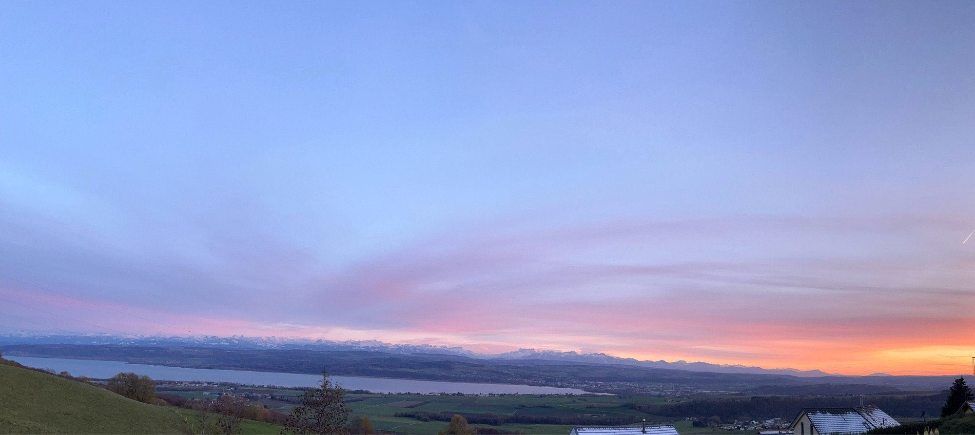 Panorama des Alpes en fin de journée ensoleillée.