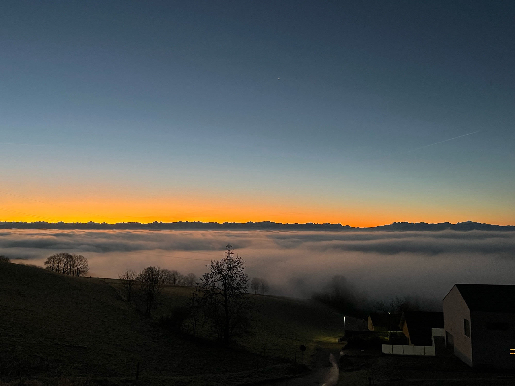 Lever de soleil sur mer de brouillard