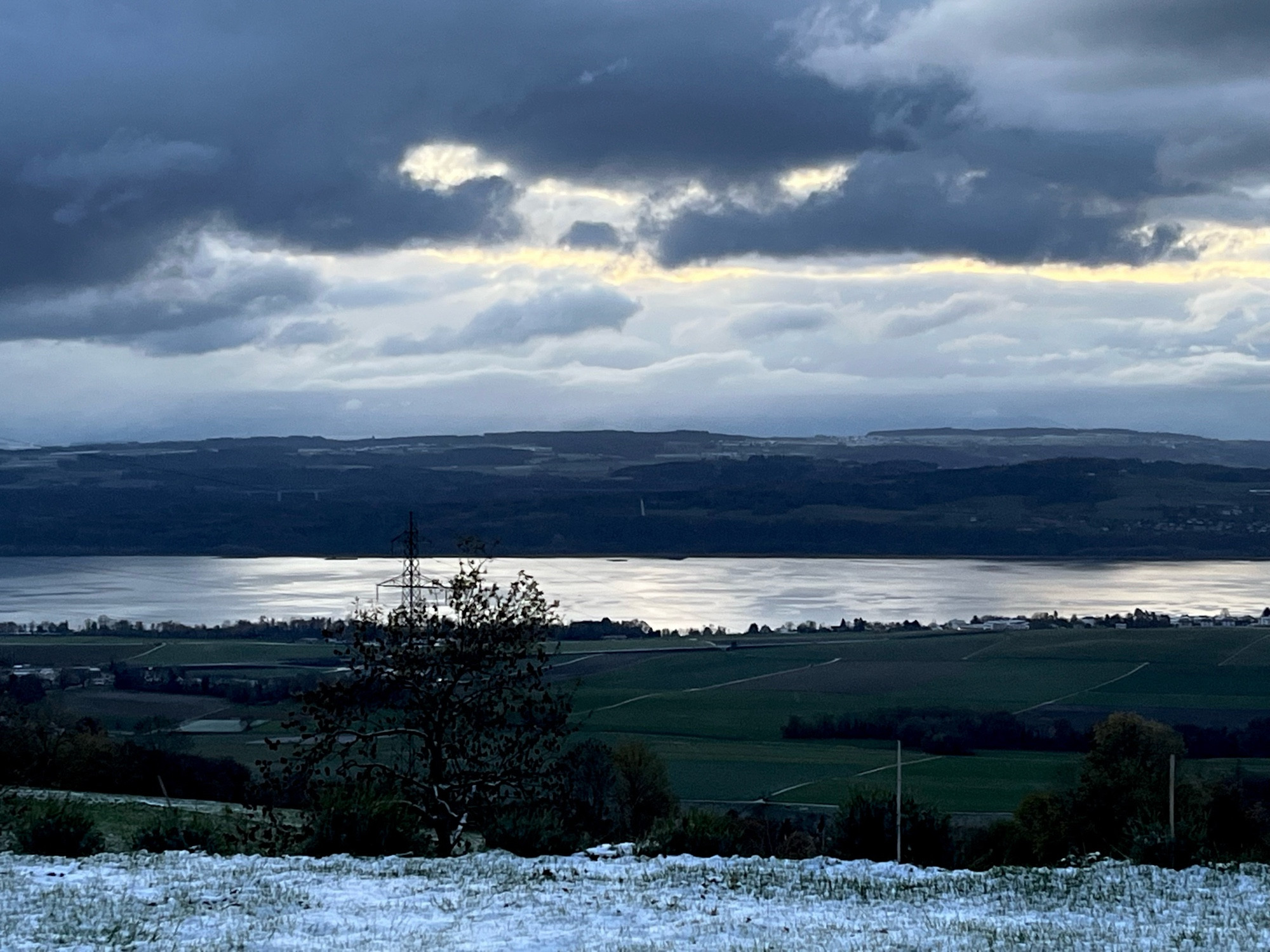 Ciel gris foncé et eau du lac très clair