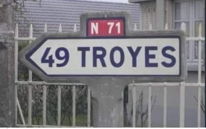 Panneau de signalisation qui indique la location de Troyes avec le nombre 49 devant