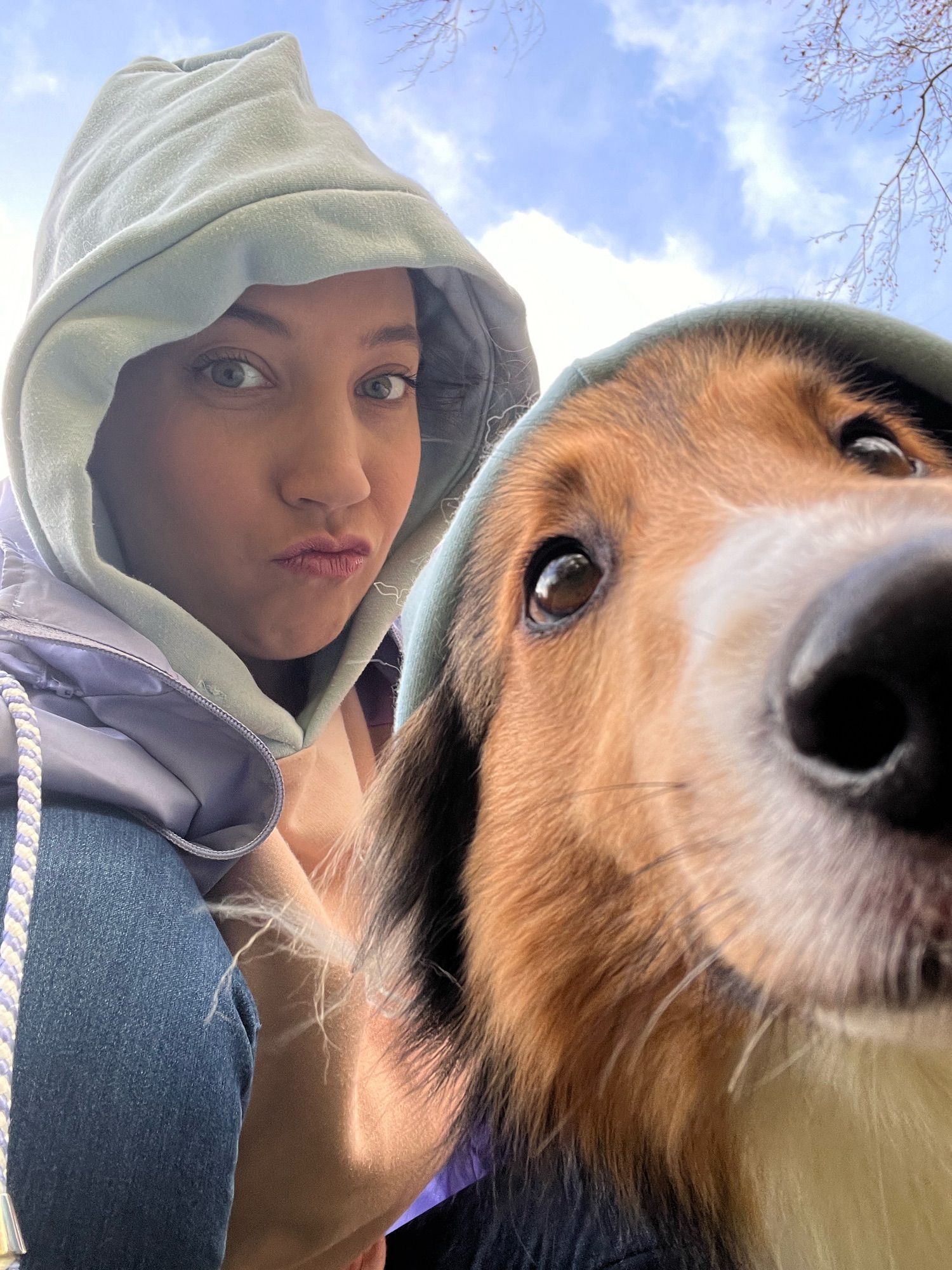 Sheltie Dame Lilly und ich hocken cool in Pose mit Hoodiemütze auf