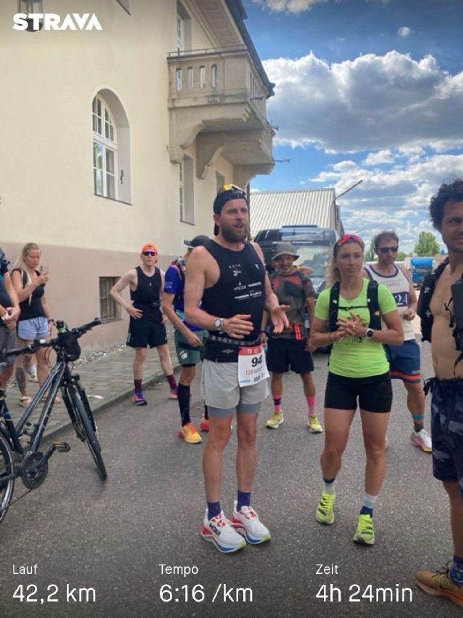 Extremsportler Jonas Deichmann vor dem Start zum Marathon im 94. Triathlon in Folge.