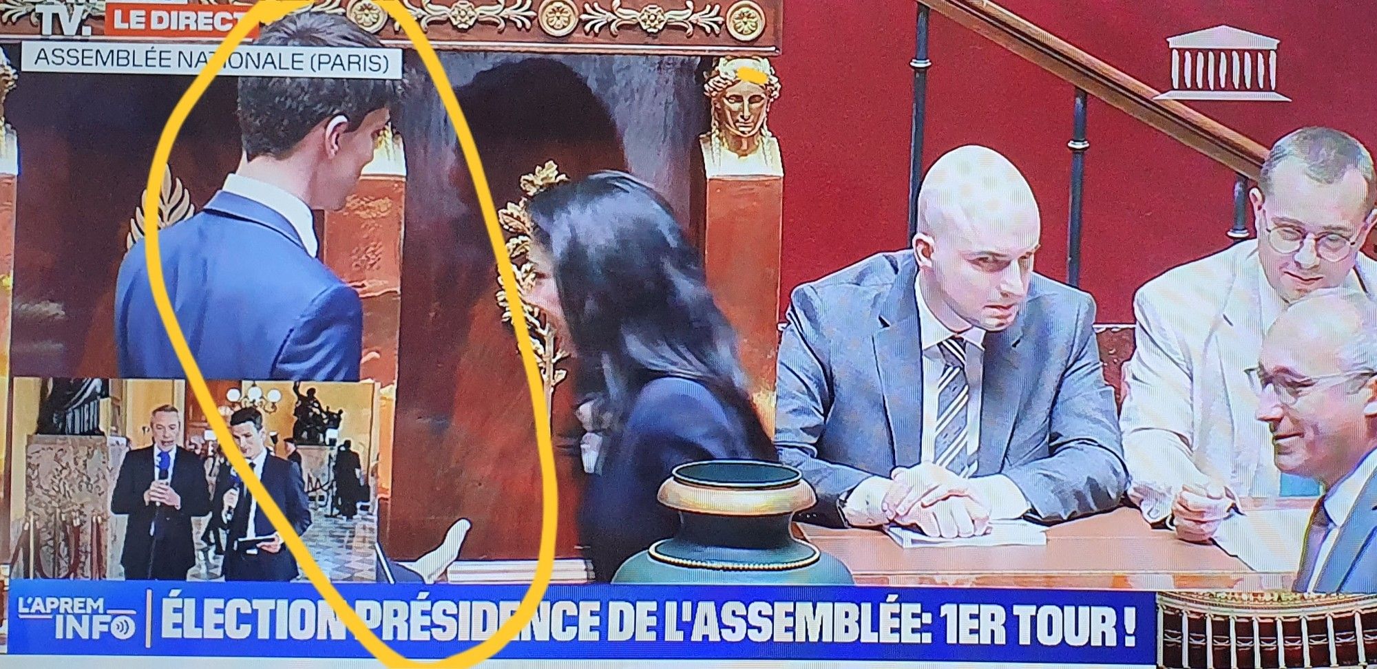 Député RN (surveillant le vote) tendant la main à une députée LFI qui s'en va sans la serrer, après avoir déposé son bulletin dans l'urne pour la présidence de l'Assemblée Nationale française de juillet 2024.