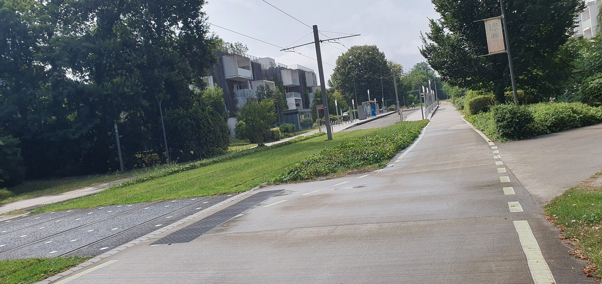 Station de tramway dans un parc vides