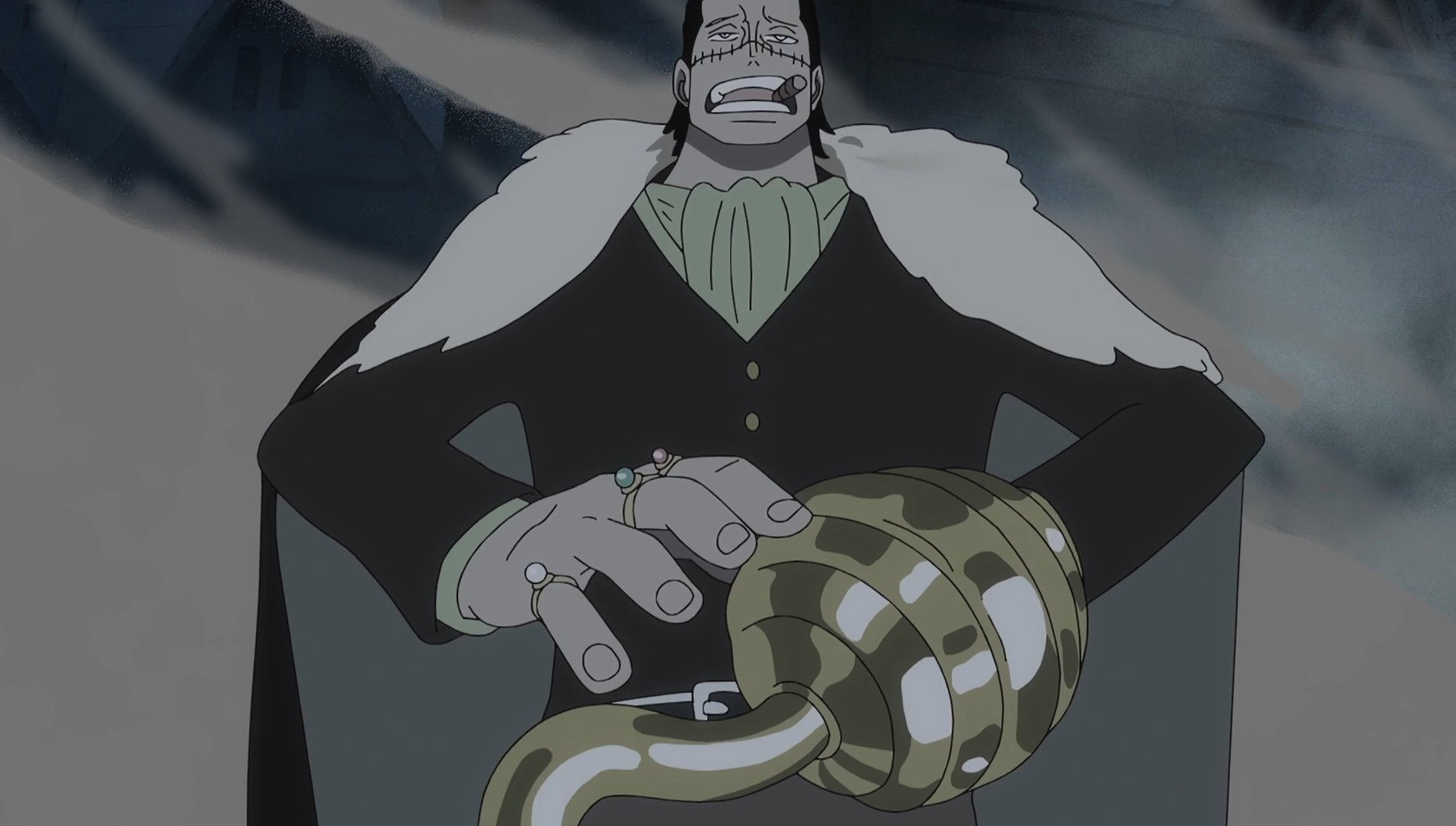 Screenshot do episódio one piece fan letter em que aparece o crocodile em plano americano. Ele está com a mão e o gancho em sua frente. Atrás dele há uma mistura de fumaça e areia.