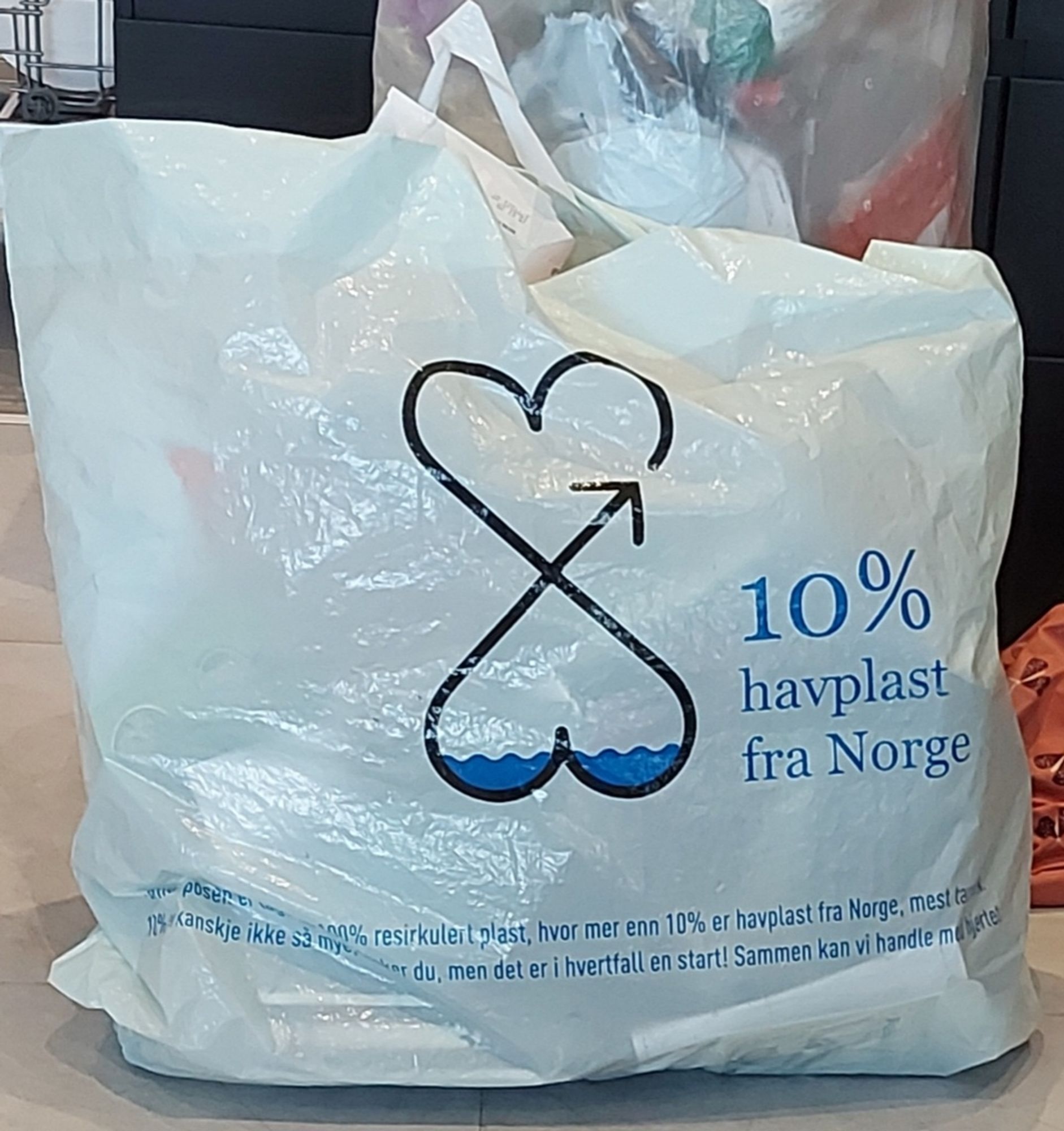 photo of a disposable plastic bag on which it states in Norwegian that it is made with 10% norwegian marine plastic litter ("10% havplast fra Norge")