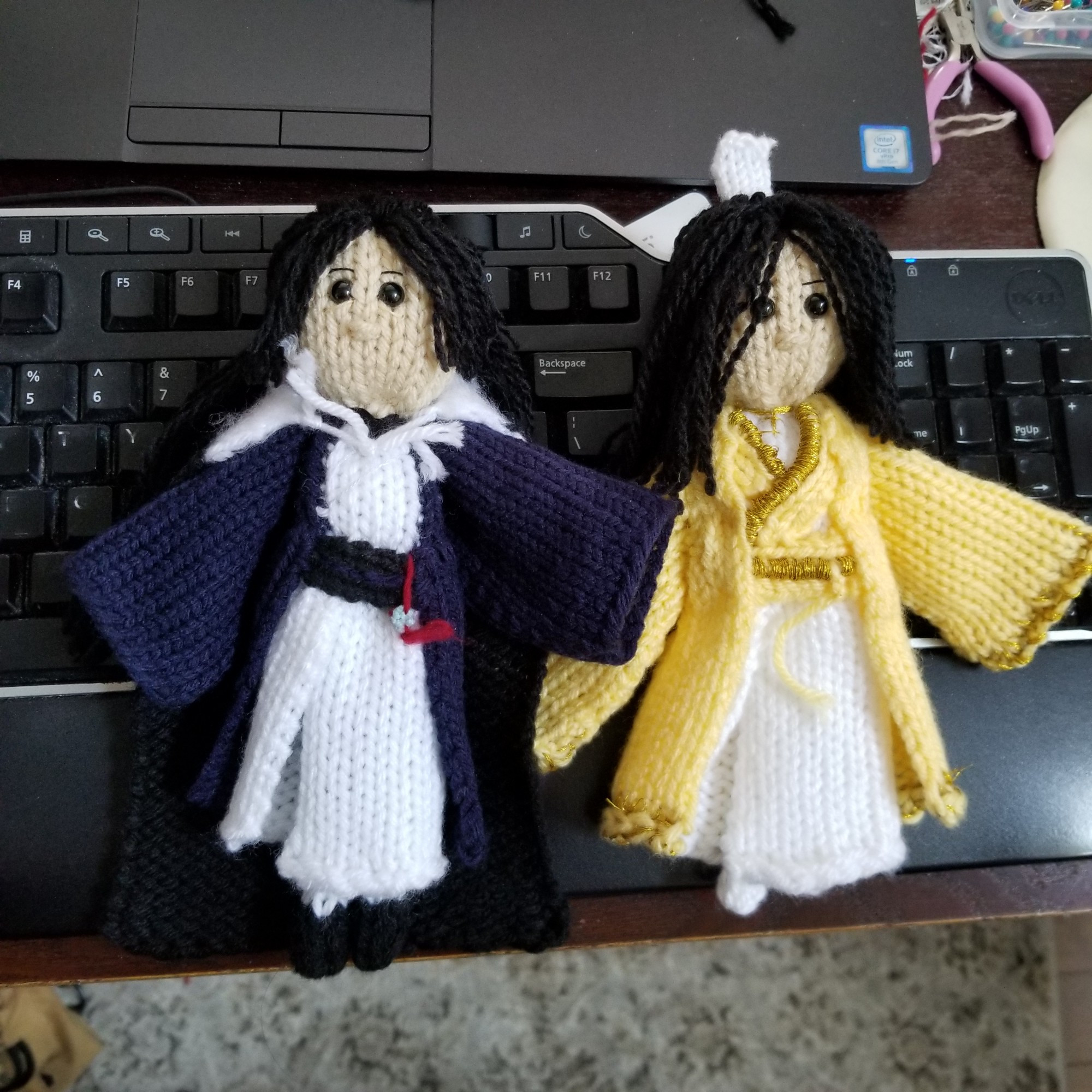 Knit dolls of Cui Buqu and Feng Xiao from Peerless. They are both in their everyday robes (blue and yellow respectively).