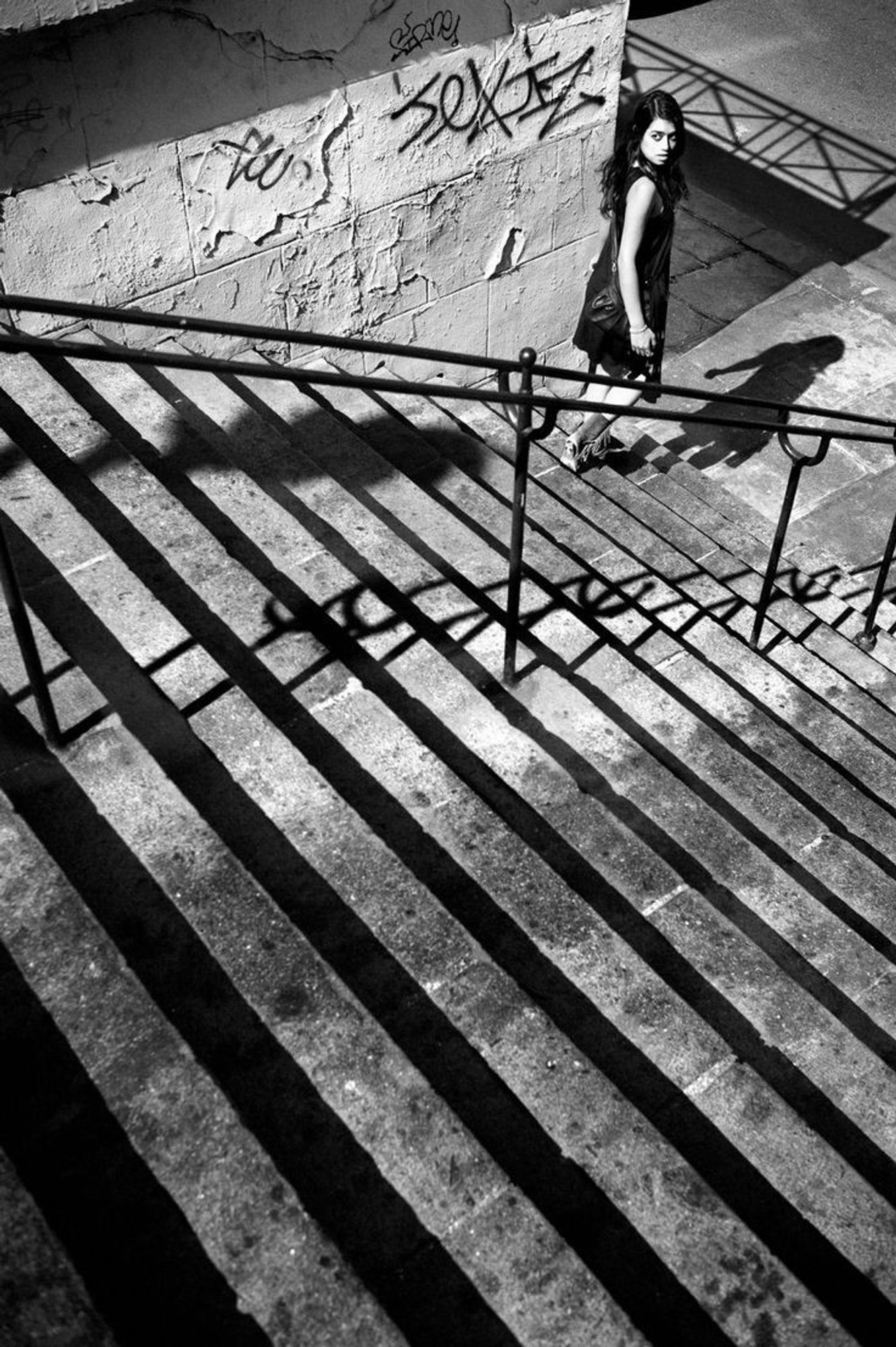 Un escalier et une femme qui se retourne