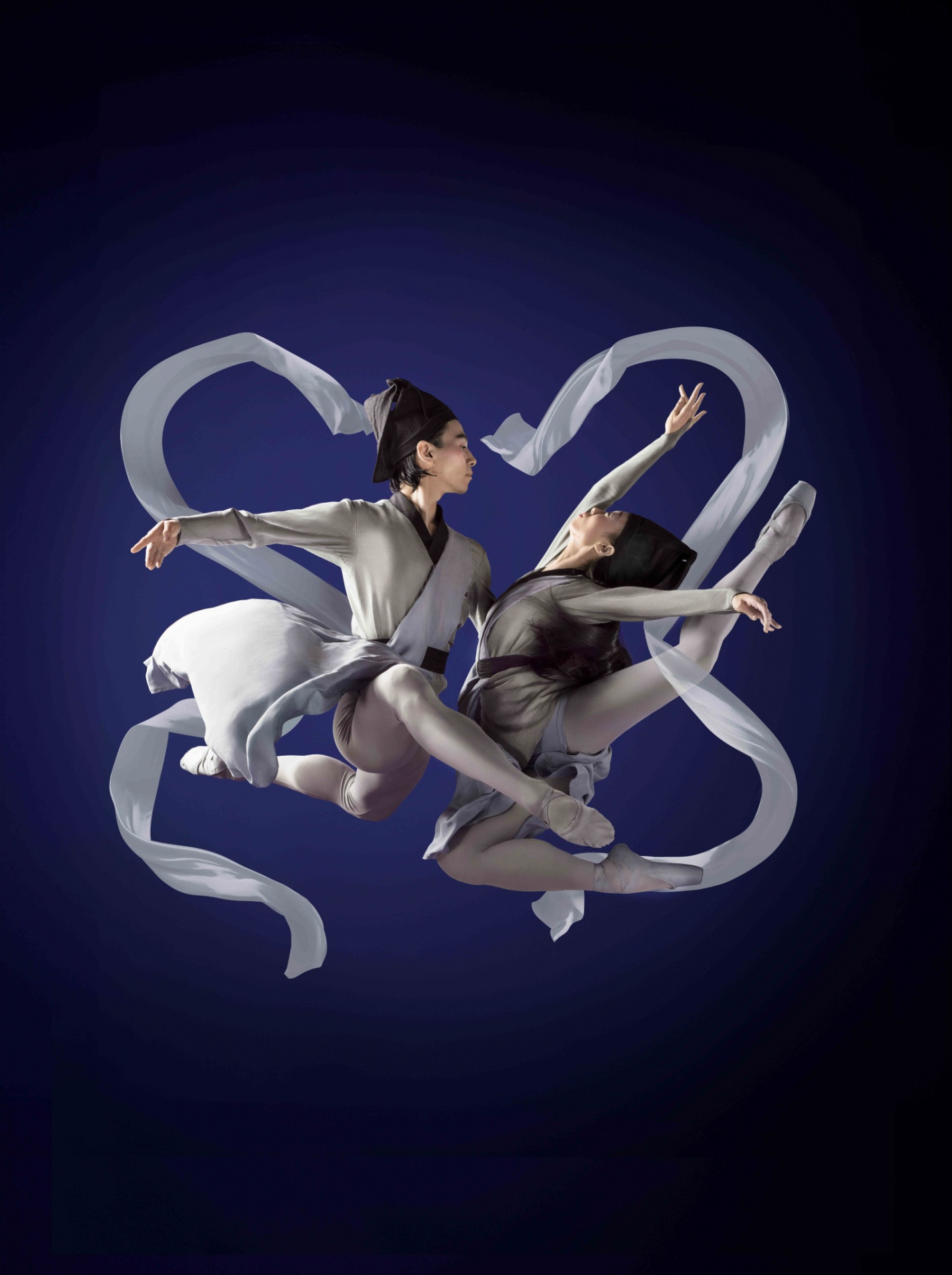 Espectacular imagen promocional de Yonen Takano (primer bailarín) y Zhang Xuening (corifea) caracterizados como Liang Shanbo y Zhu Yingtai. Suspendidos en el aire en una pose dinámica, él la agarra con ímpetu de la cintura y ella estira el cuello de forma dramática. Las cintas de seda que flotan alrededor de sus cuerpos dibujan la silueta de una mariposa.