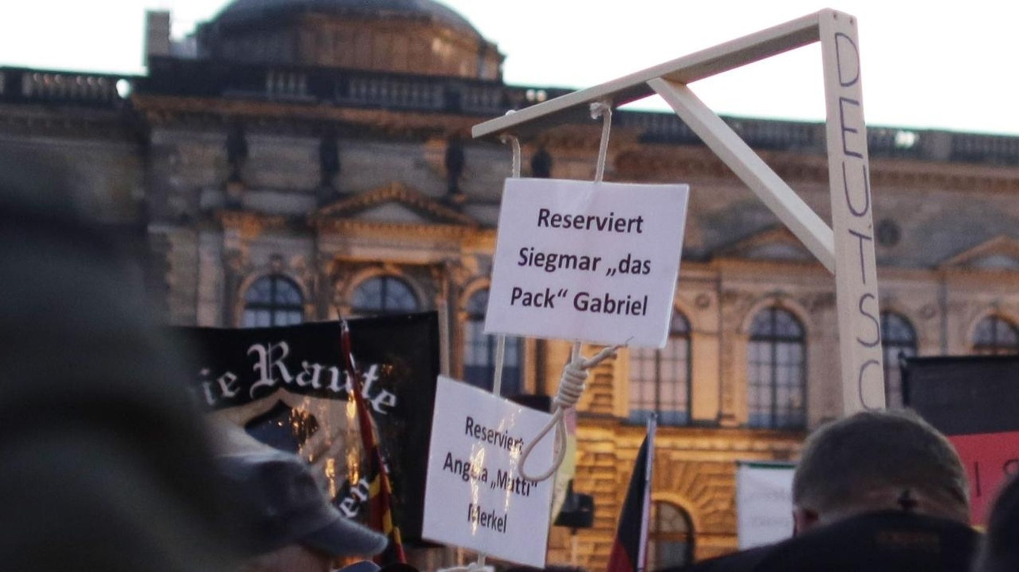 Galgen vor Reichstag mit Schild mit aufschrift: Reserviert Siegmar "das Pack" Gebriel