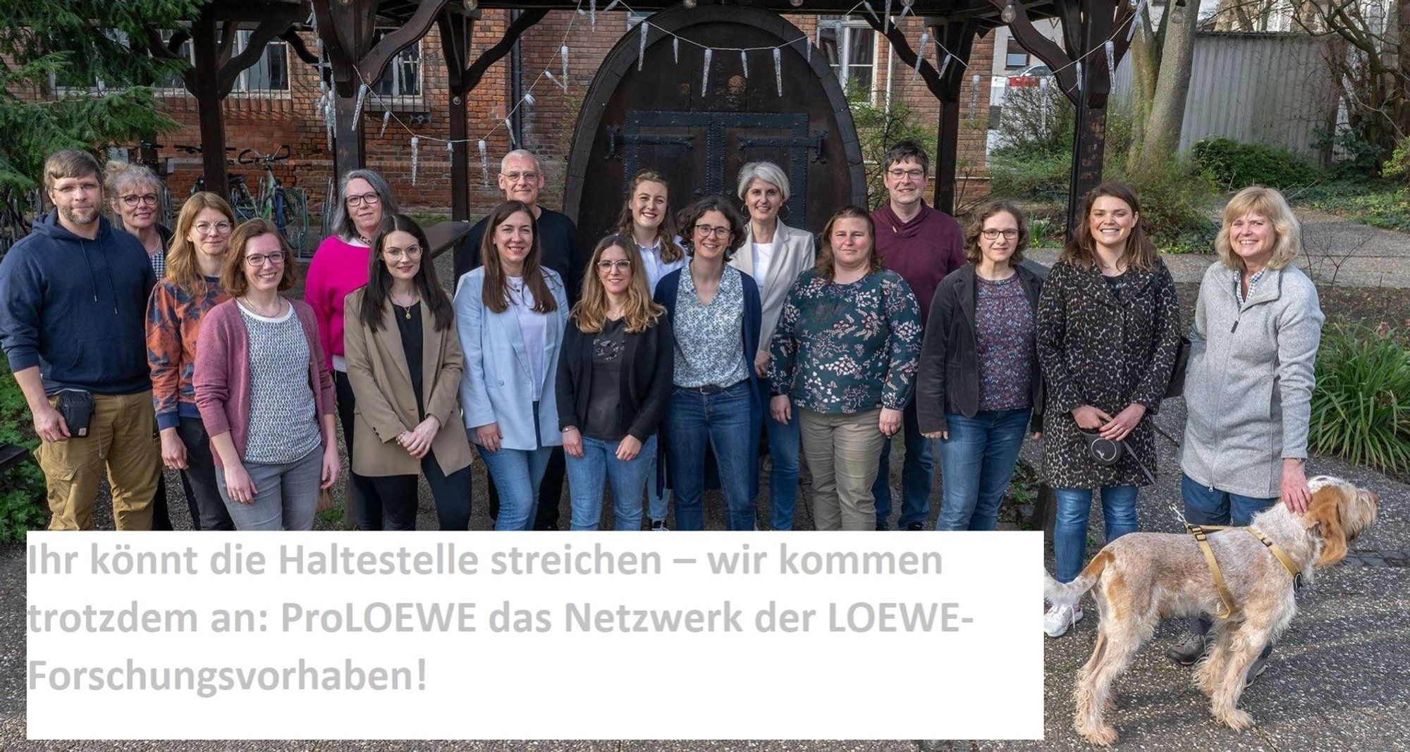 Auf dem Foto sind knapp 20 Personen und ein großer Hund zu sehen, die sich alle im Rahmen des ProLOEWE-Netzwerks der hessischen LOEWE-Spitzenforschung an der Hochschule Geisenheim University zu einem zweitägigen Workshop getroffen haben.