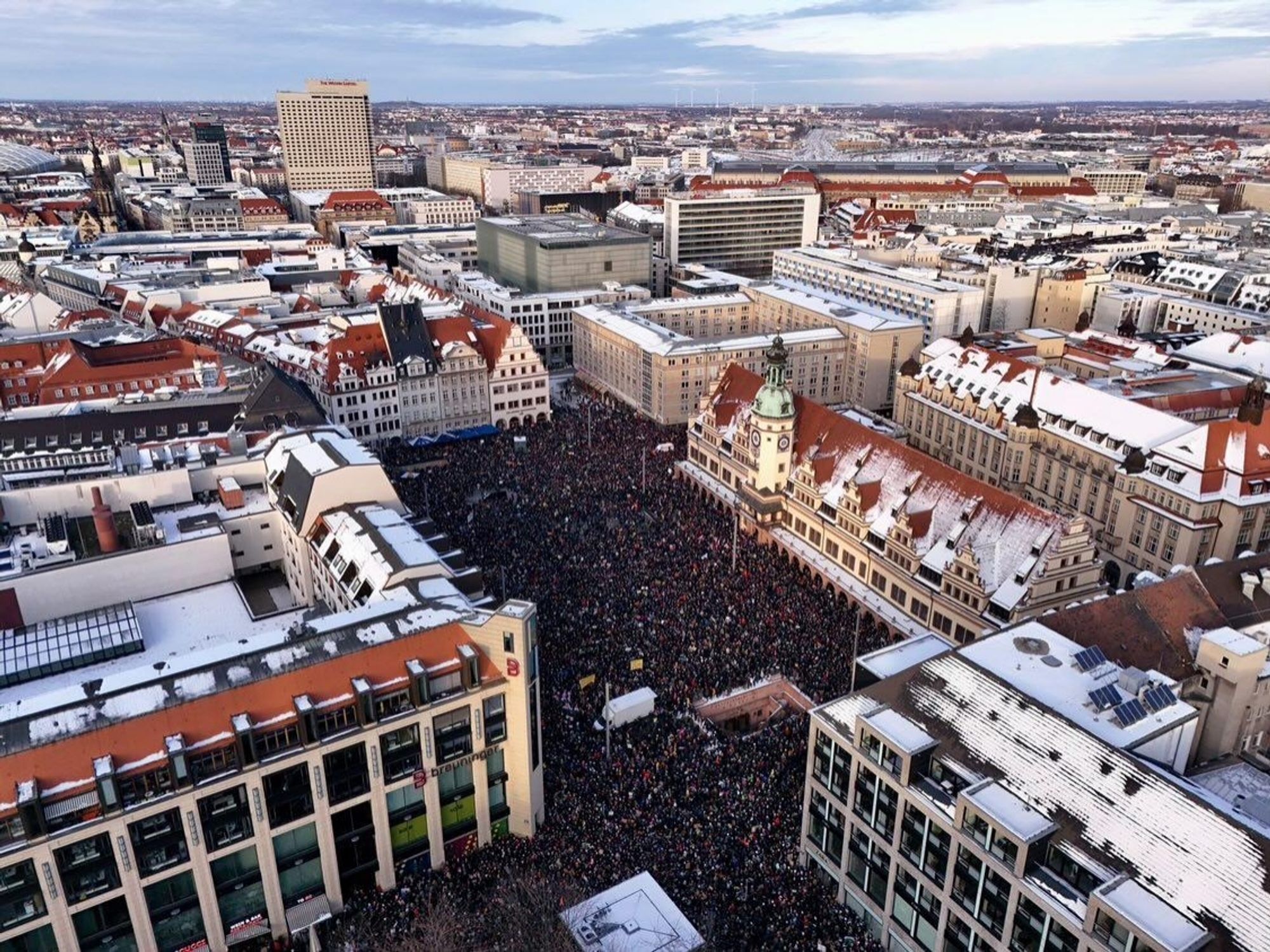 Bild zeigt Overview auf den Marktplatz in Leipzig am Nachmittag 21.01.24 mit zehntausenden Demonstrierenden gegen Faschismus und die AfD.