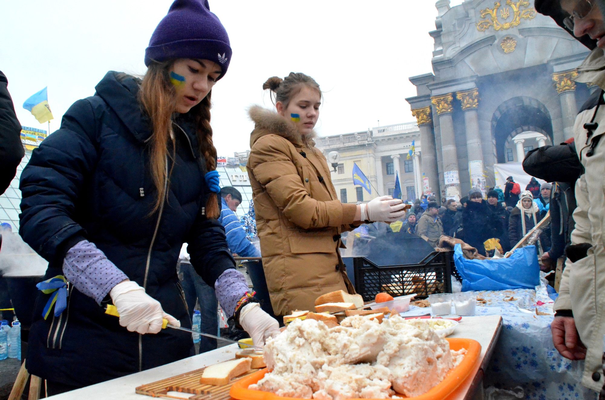 Deux jeunes filles sur la place Maidan de Kyiv en 2014