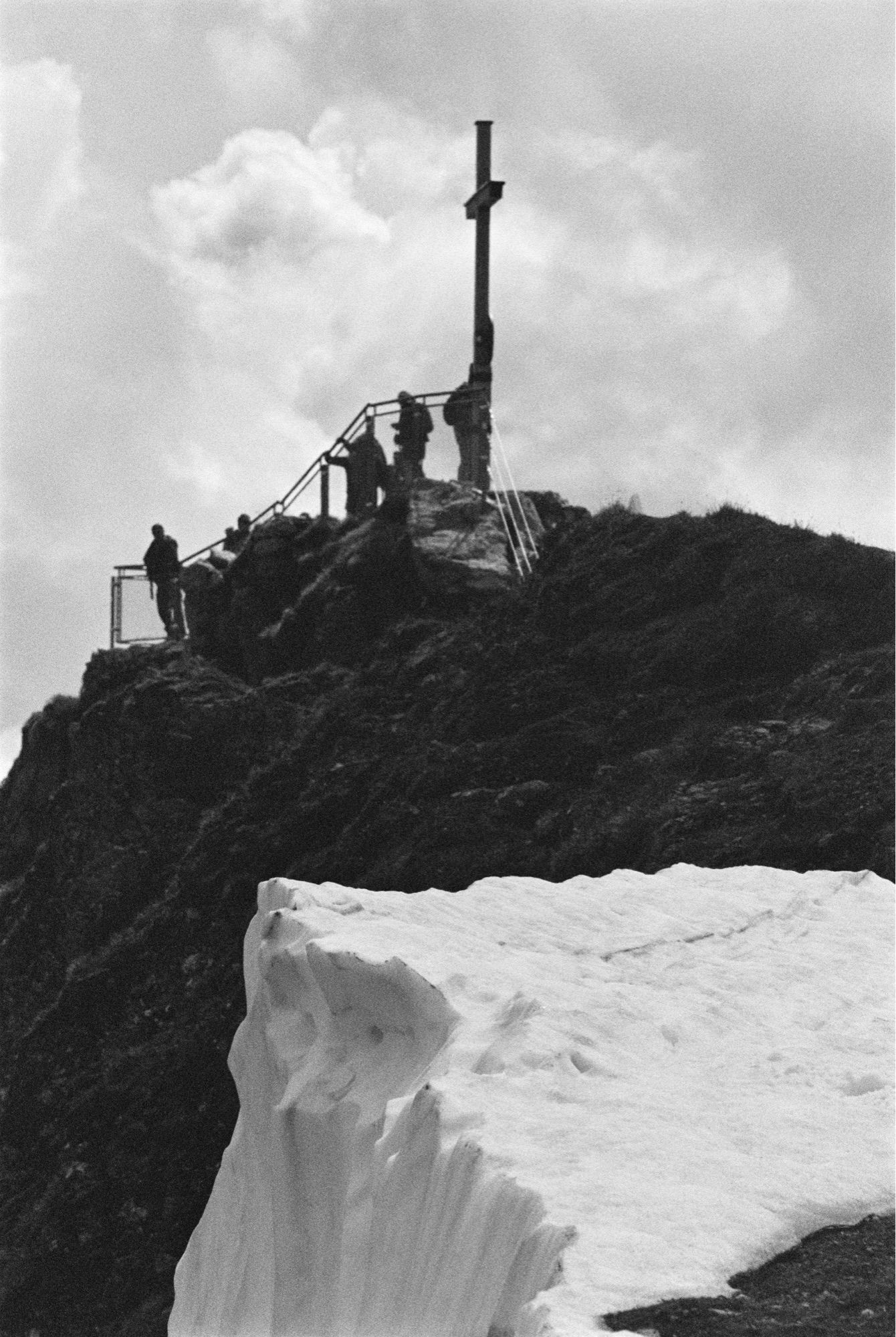 Gipfel vom Nebelhorn im Juni mit kleinem Schneefeld im Vordergrund.