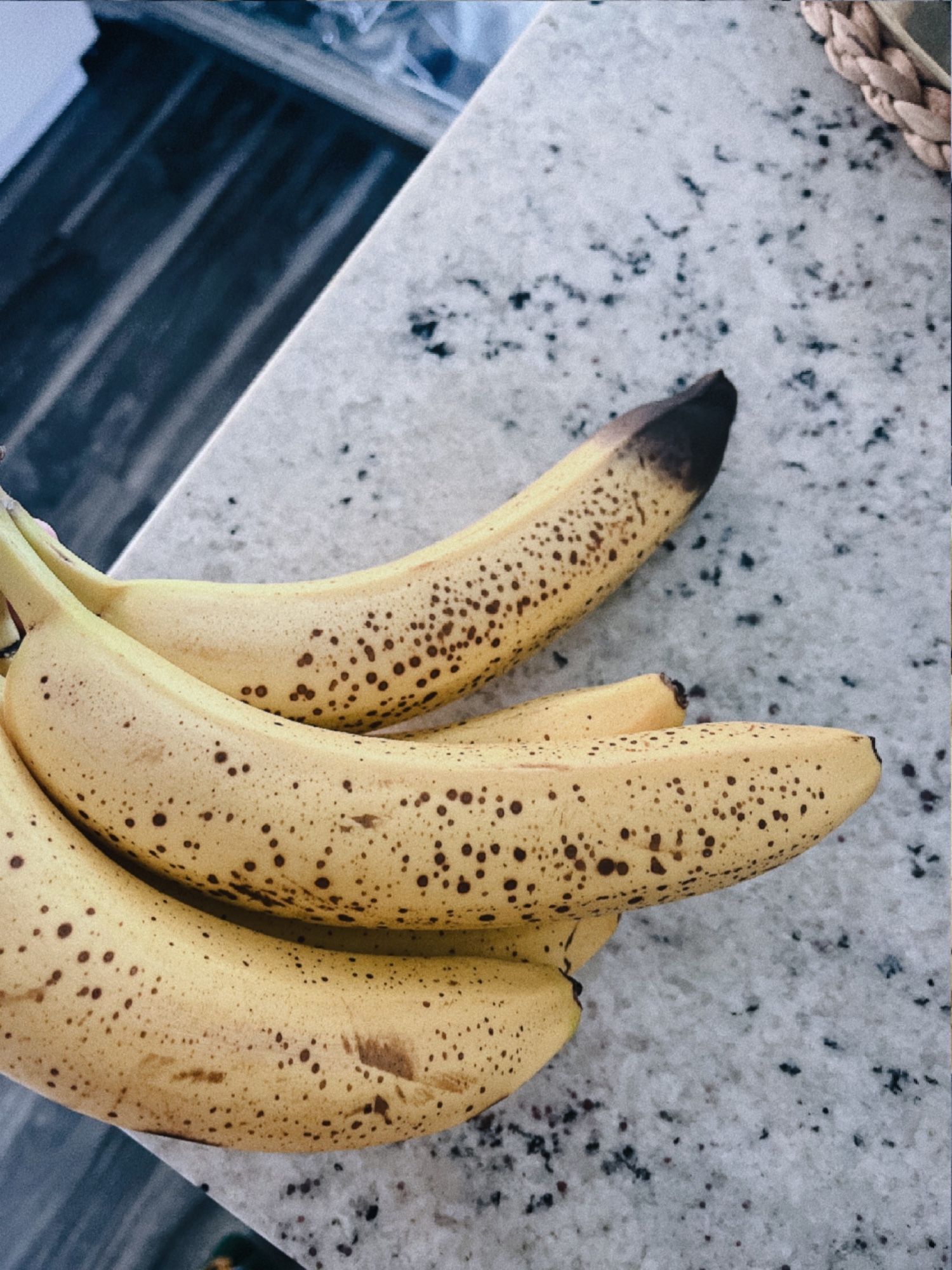 a bunch of nicely nice bananas except one single banana's tip is almost black.