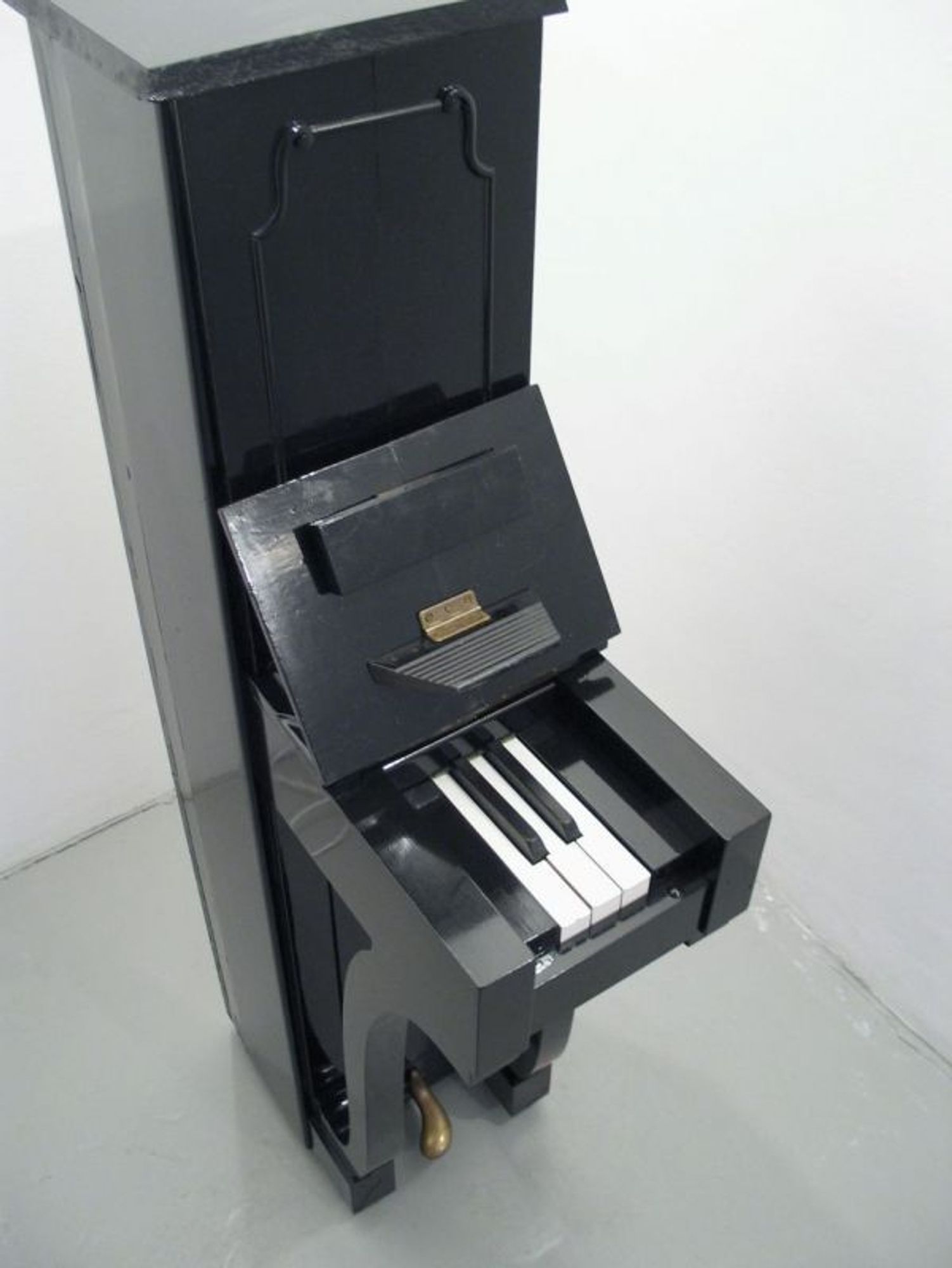 piano with 5 keys