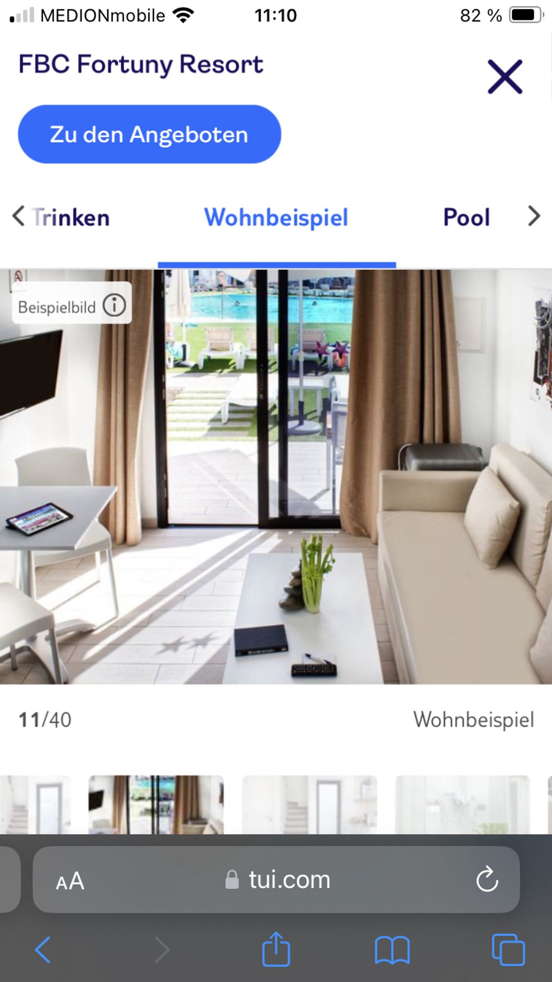 Foto eines Hotelzimmers auf TUI.com. Auf dem Couchtisch steht vor einem Stapel aus Steinen ein Sellerie.