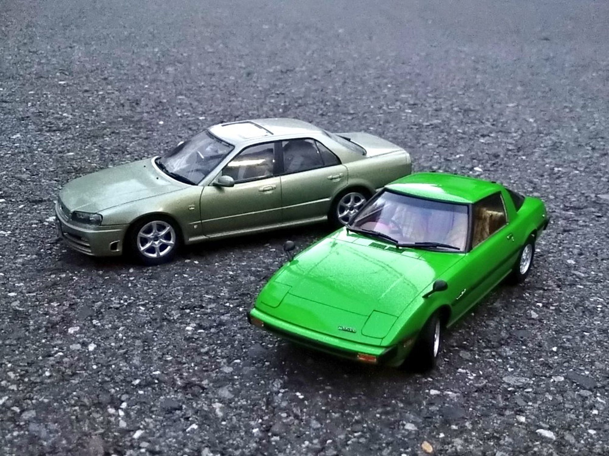 1/24 plastic model.
BNR34 Skyline GT-R(left) and SA22C RX-7(right)