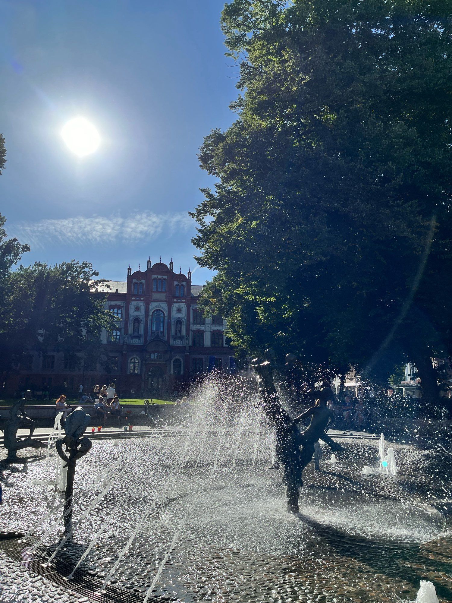 Springbrunnen mit Uni Rostock und blauer Himmel