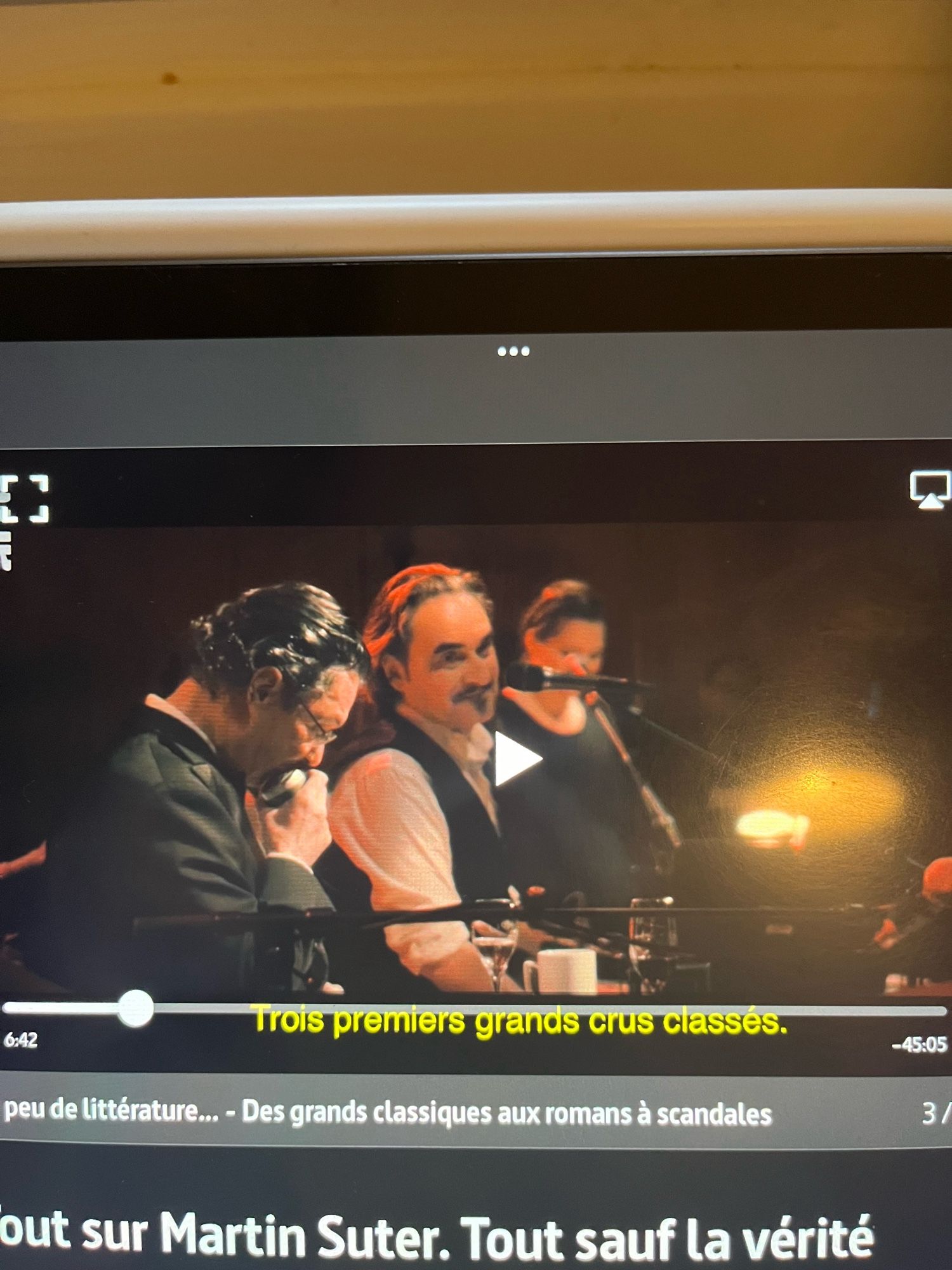 Capture d’écran d’un documentaire ARTA sur Martin Suter,écrivain suisse génial. Sur l’image on voit M.Suter intervenir lors d’un spectacle en 🇨🇭 de Stéphane Eicher, spectacle intimiste si j’en crois la salle et le public. Cela donne envie d’y être.