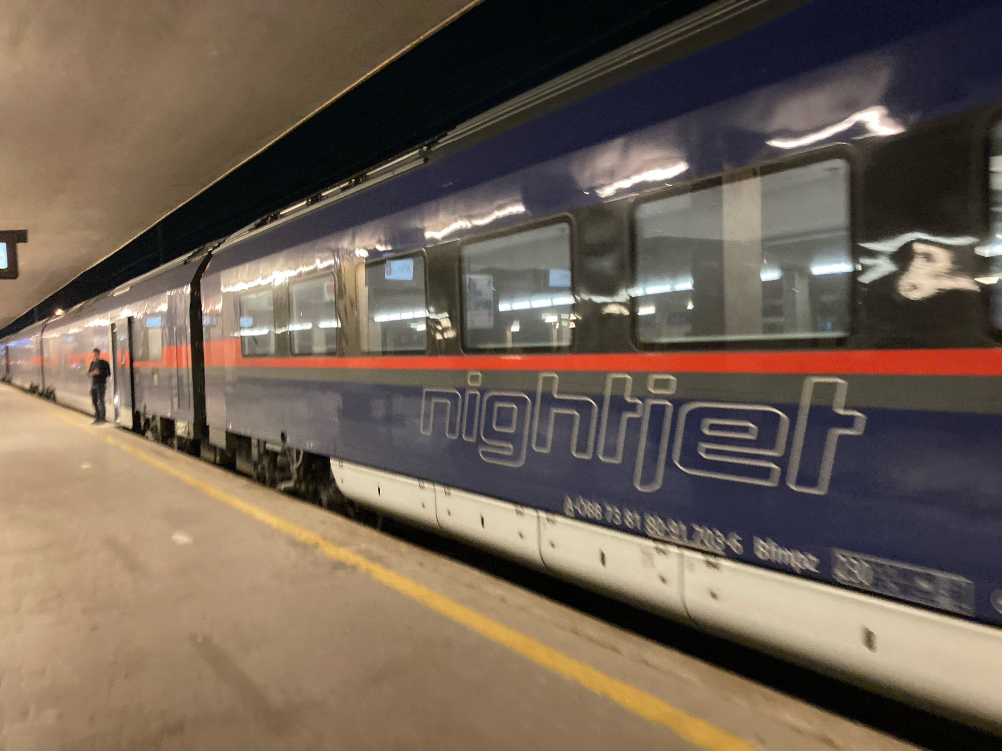 Ein ÖBB nightjet steht zur Abfahrt bereit