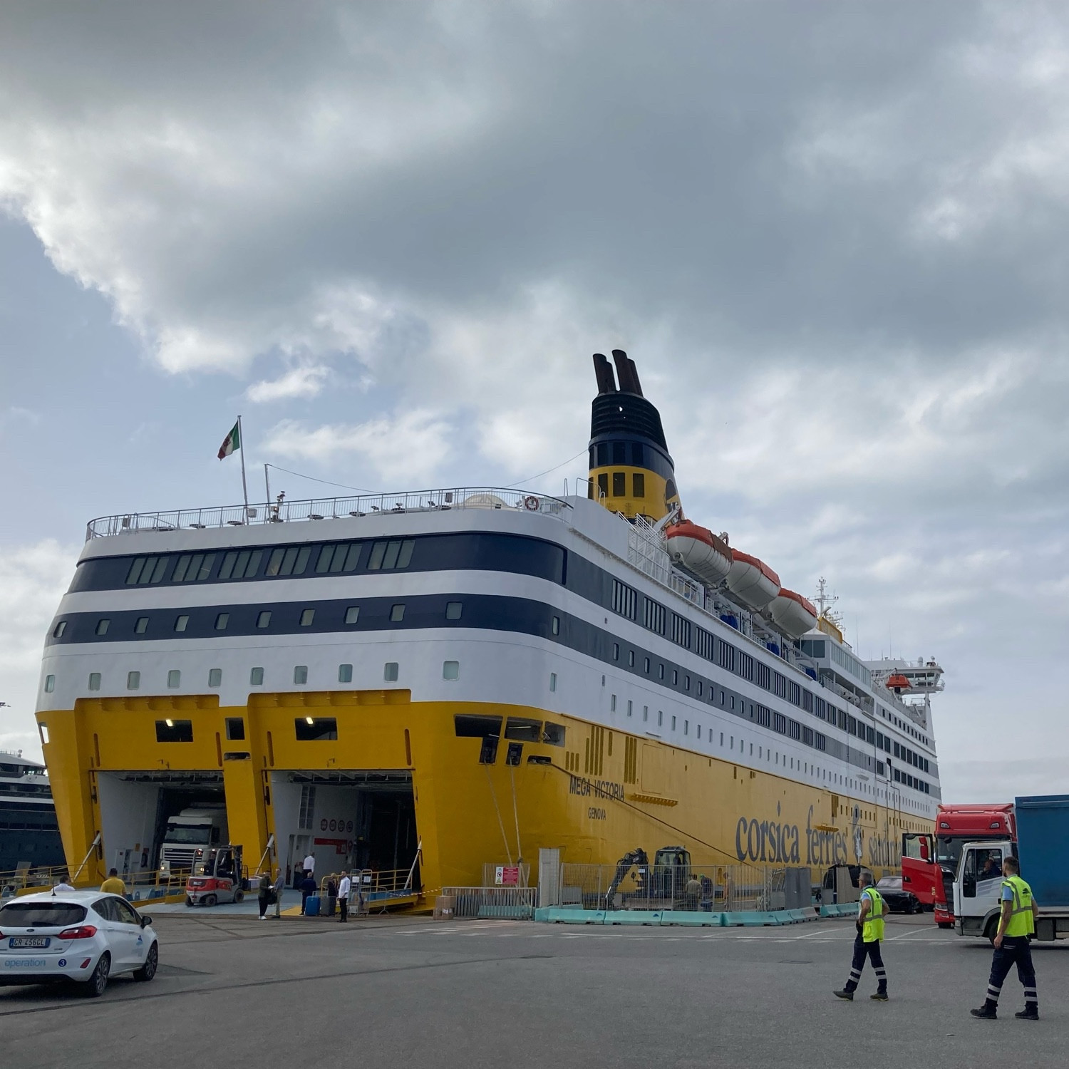 Eine Fähre der Corsica Ferries im Hafen von Livorno