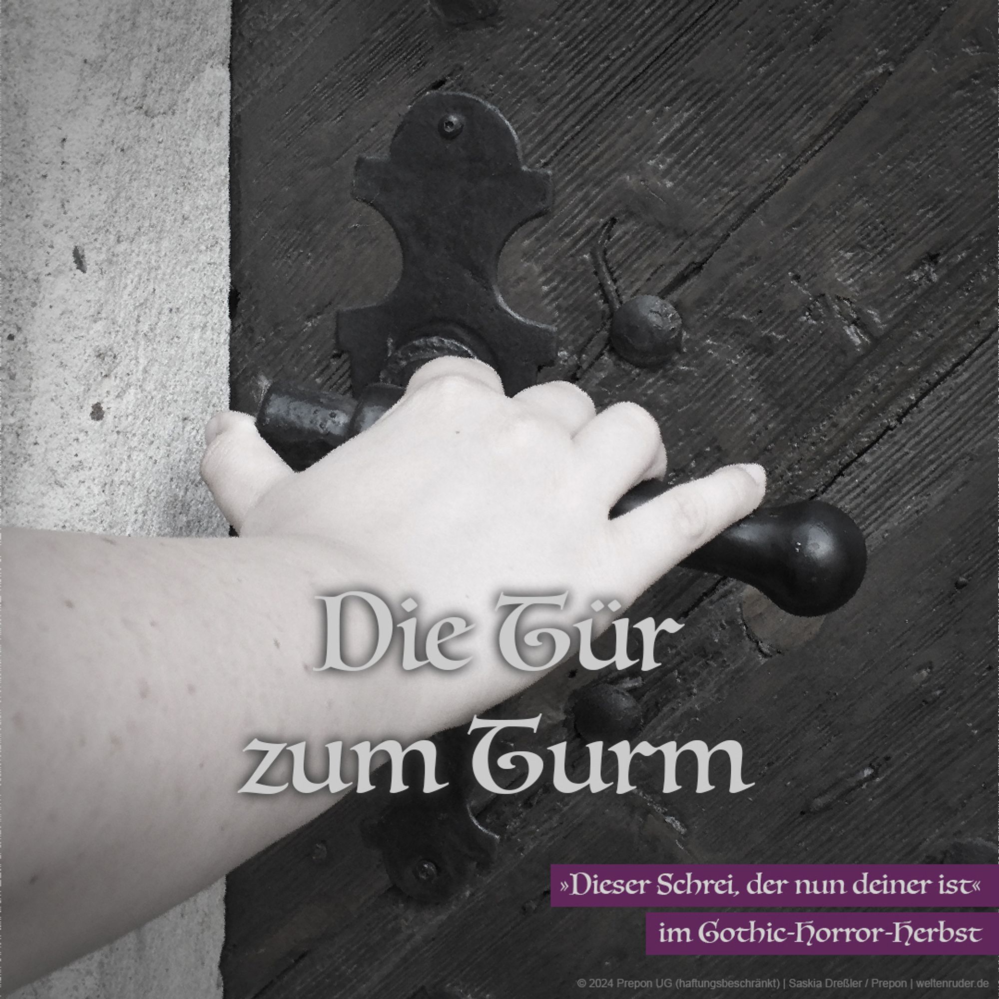 Eine Hand liegt auf der schmiedeeisernen Klinke einer alten Holztür. Darüber steht: „Die Tür zum Turm“.