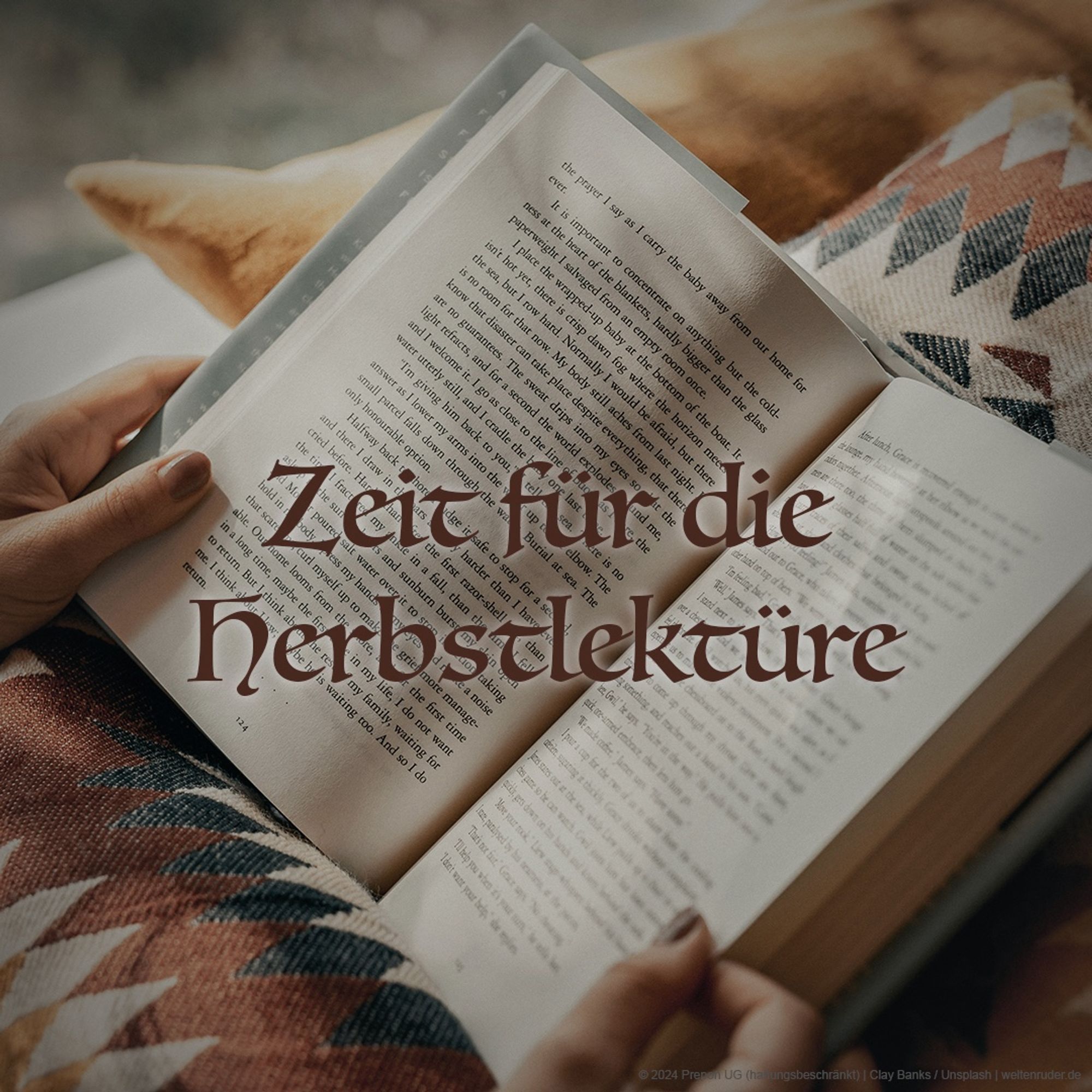 Ein Buch liegt auf einem Kissen mit gezackten Linien als Muster. Das Buch wird von weiblichen Händen gehalten. Darüber steht: „Zeit für die Herbstlektüre“.