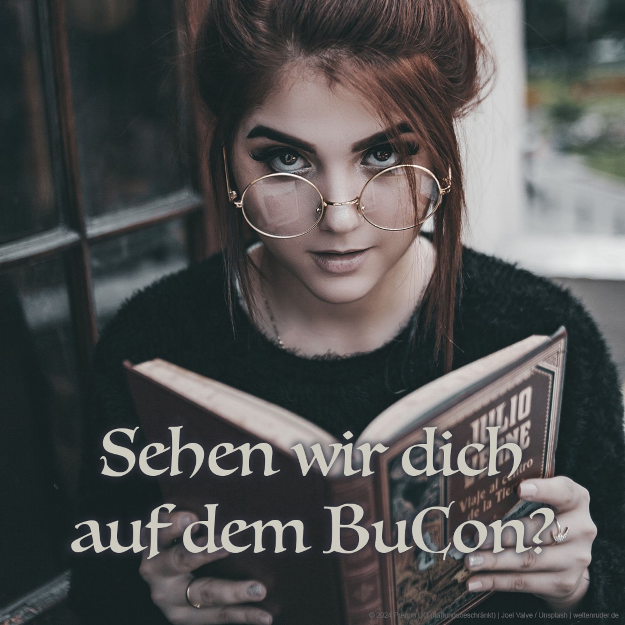 Eine Frau mit roten Haaren und einer Nickelbrille blickt von ihrem Buch auf und in die Kamera. Darunter steht: "Sehen wir dich auf dem Bacon?"