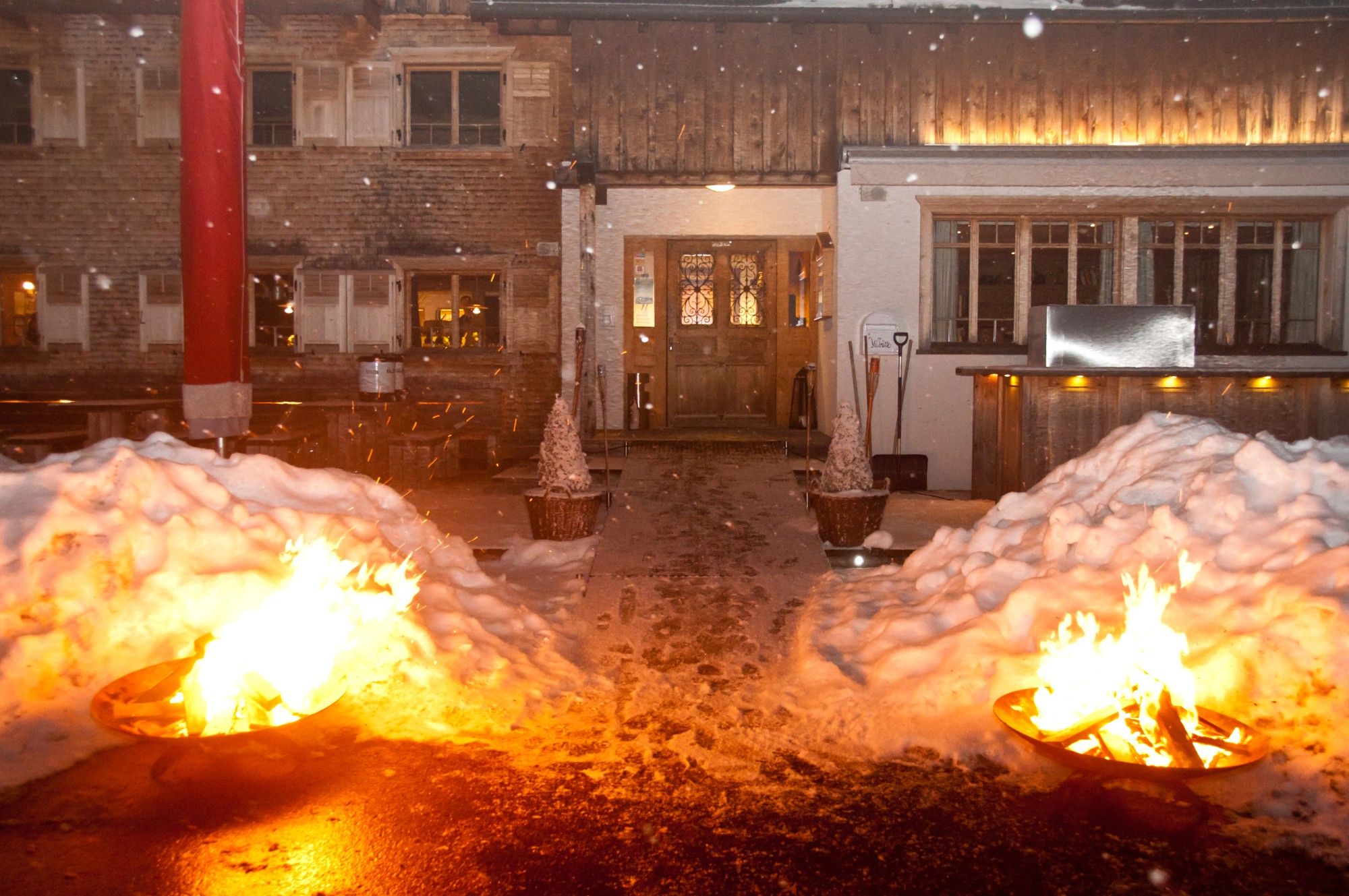 2 Feuerschalen inmitten einer Winterlandschaft.