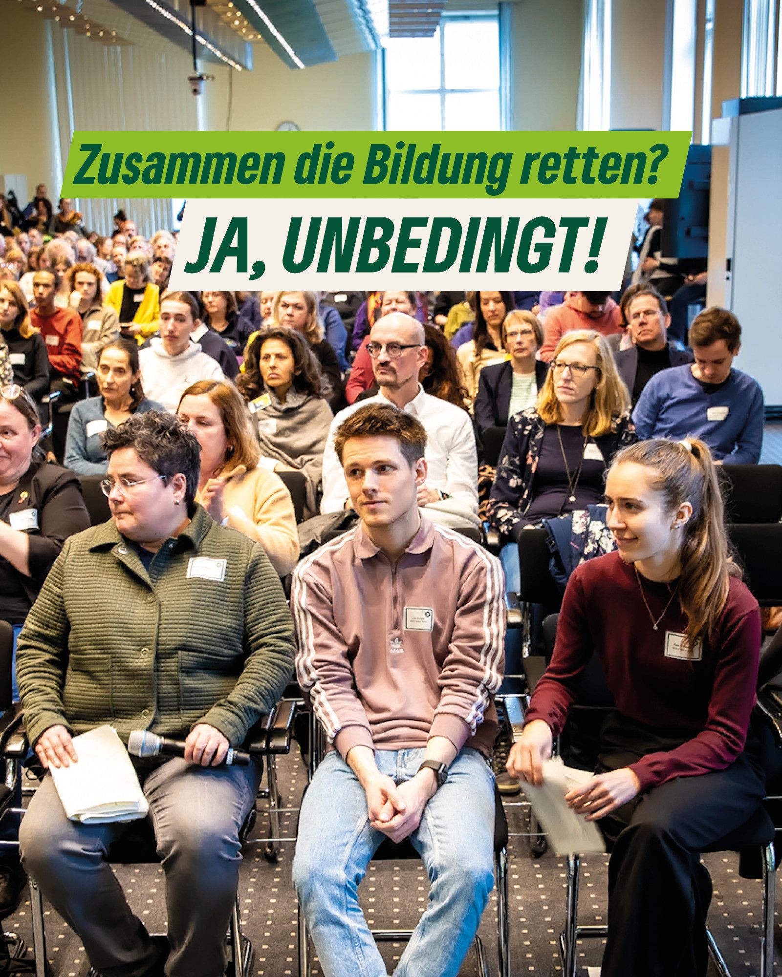 Foto von einem Saal voller Menschen, die in Stuhlreihen hintereinander sitzen. In der ersten Reihe sitzen Marianne Burkert-Eulitz, Louis Krüger und Klara Schedlich nebeneinander. Text auf dem Bild: „Zusammen die Bildung retten? Ja, unbedingt!“