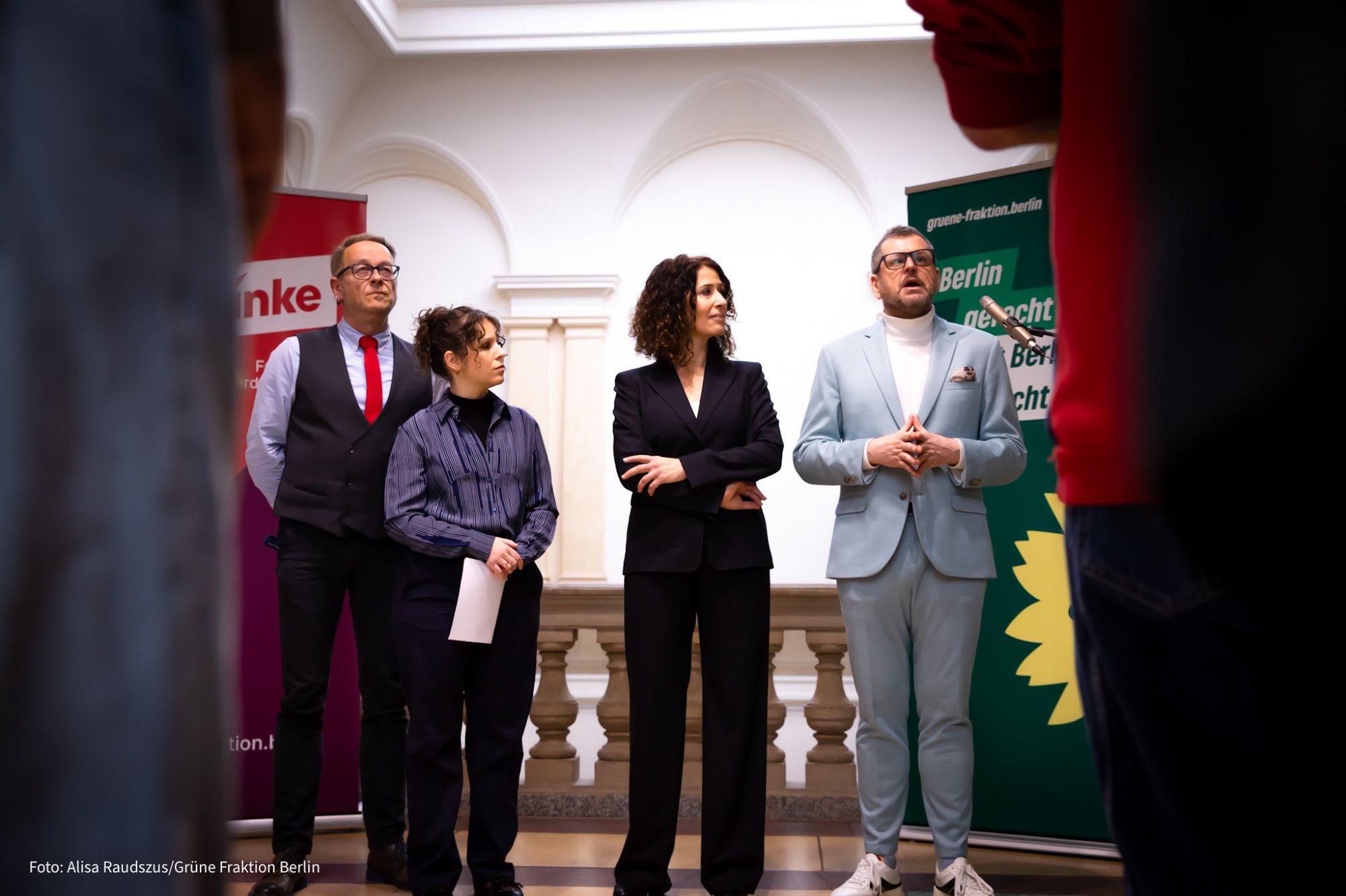 Carsten Schatz, Anne Helm, Bettina Jarasch und Werner Graf stehen nebeneinander und geben ein Pressestatement ab.