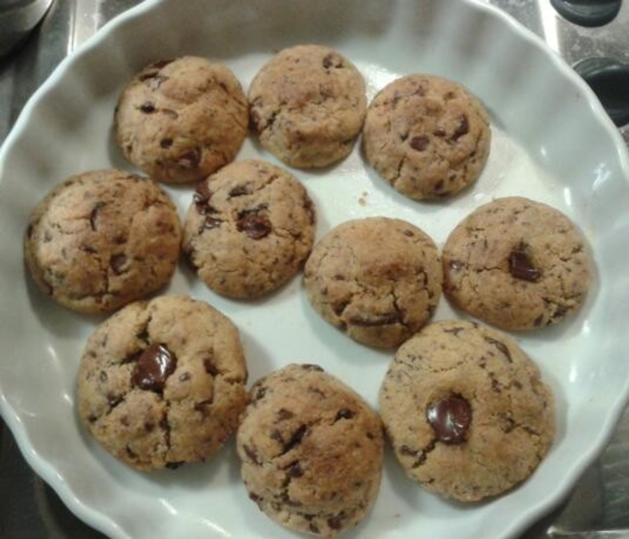 10 cookies maison dans un plat à tarte blanc