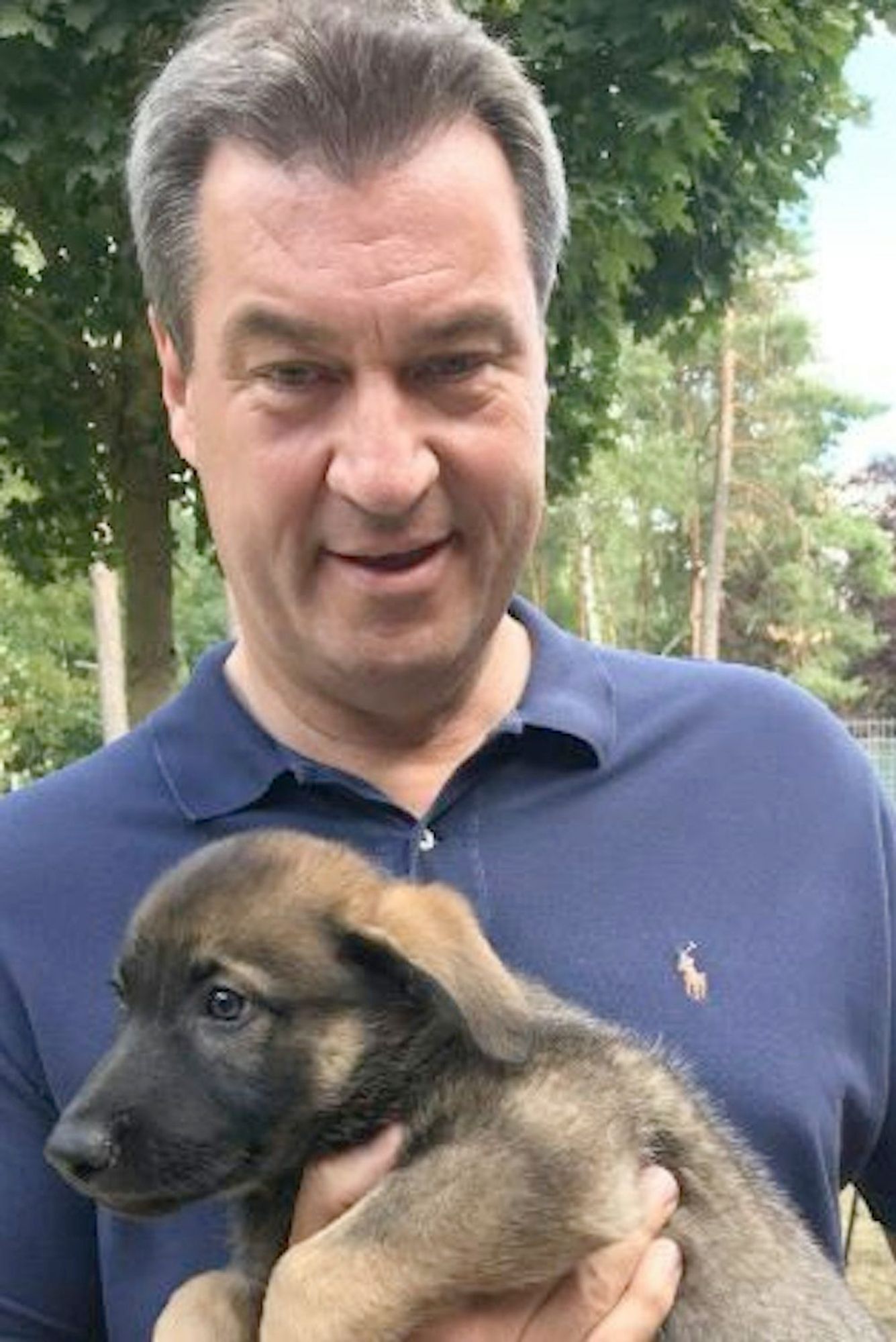 Söder mit einem Hundewelpen