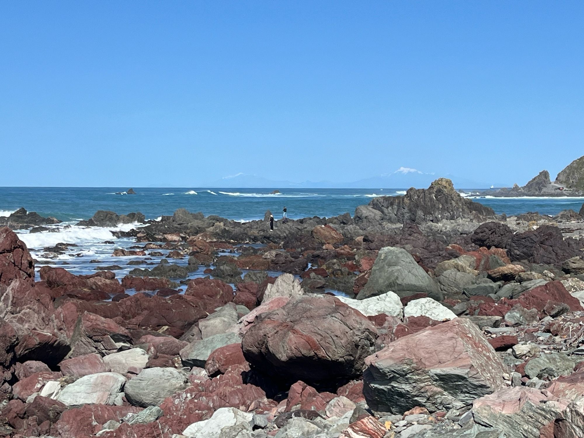 View of Te Waipounamu South Island from Pariwhero Red Rocks